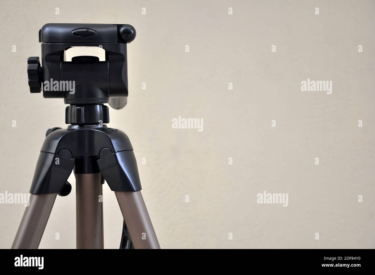 Treppiede, treppiede per la fotografia, utilizzato in fotografia o riprese, sfondo bianco con spazio di copia, Brasile, Sud America Foto Stock