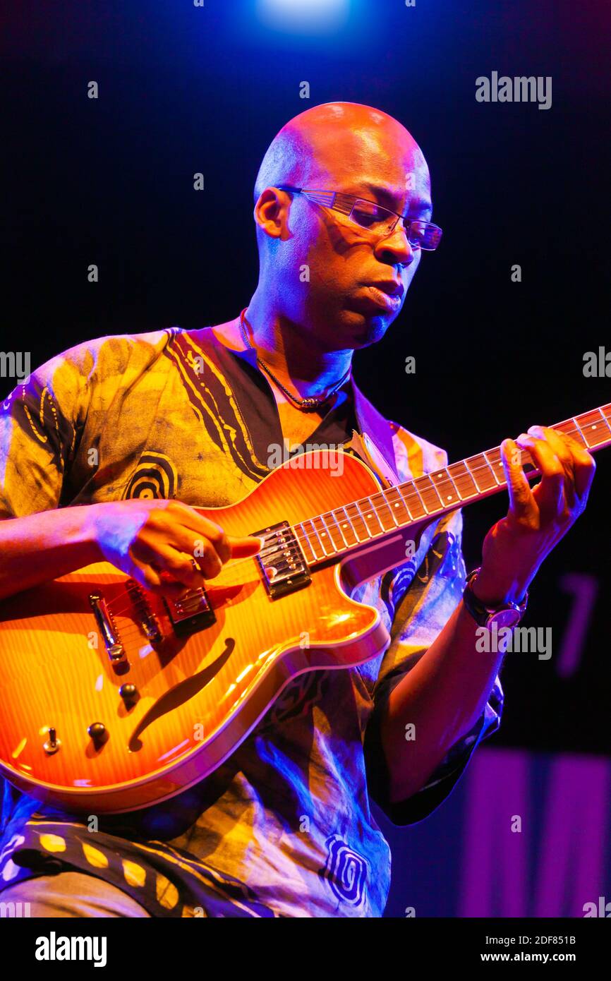 LIONEL LOUEKE suona la chitarra per Herbie Hancock sul palco principale del MONTEREY JAZZ FESTIVAL Foto Stock