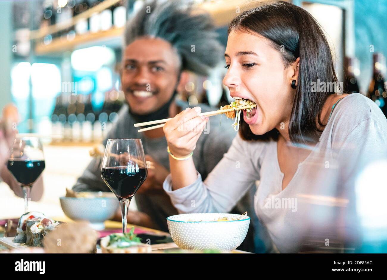 Felice coppia mangiare poke ciotola al sushi bar ristorante - Concetto di stile di vita alimentare con i giovani che si divertono insieme a. buffet a volontà Foto Stock