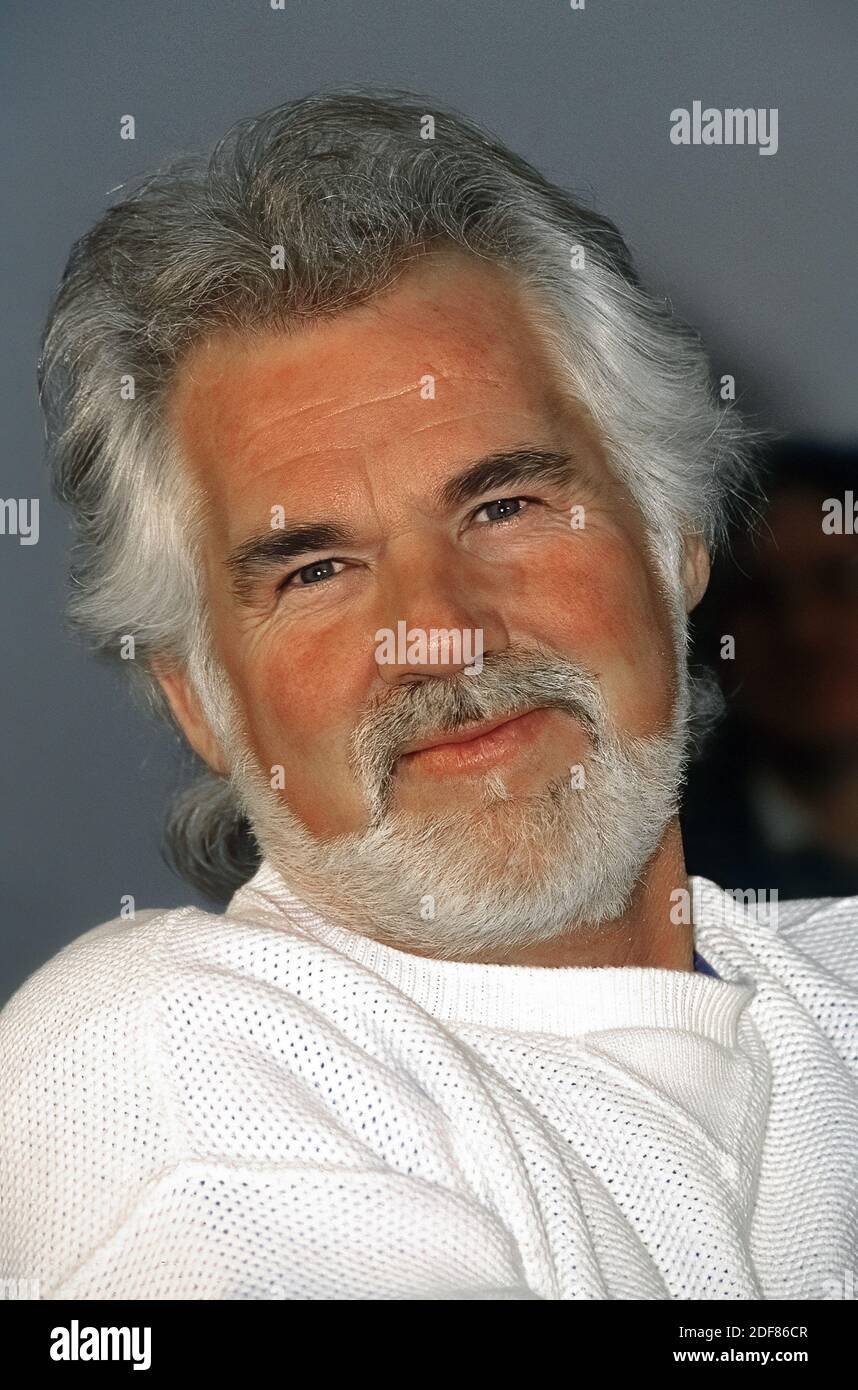 Washington, DC. USA, 1992 Kenny Rogers vivono durante il 50 ° anniversario show dagli studi di Voice of America. Credito: Mark Reinstein/MediaPunch Foto Stock