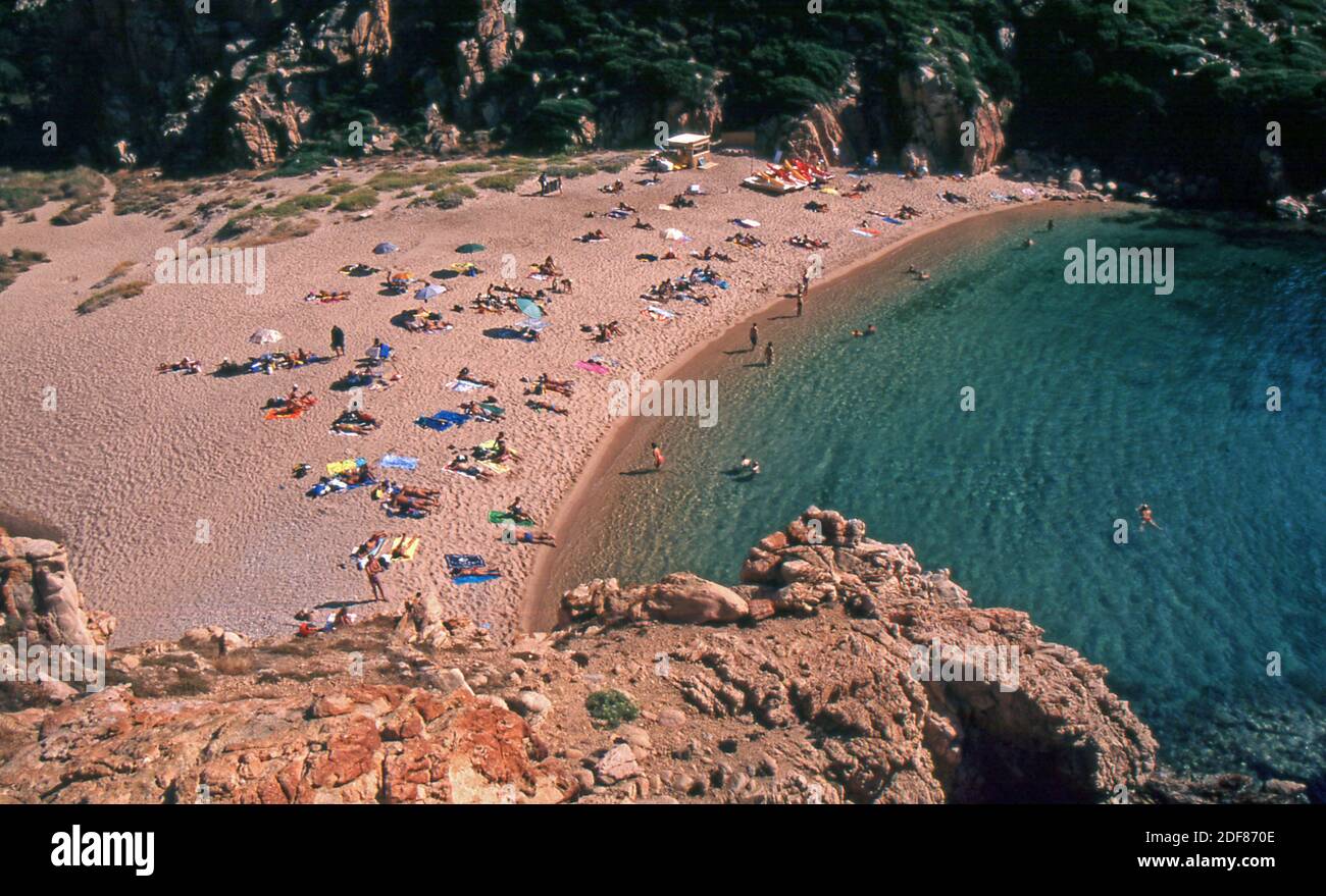 Trinità d'Agultu. Sardegna, Italia. Li Cossi spiaggia Costa Paradiso (scansionato da Fujichrome Velvia) Foto Stock