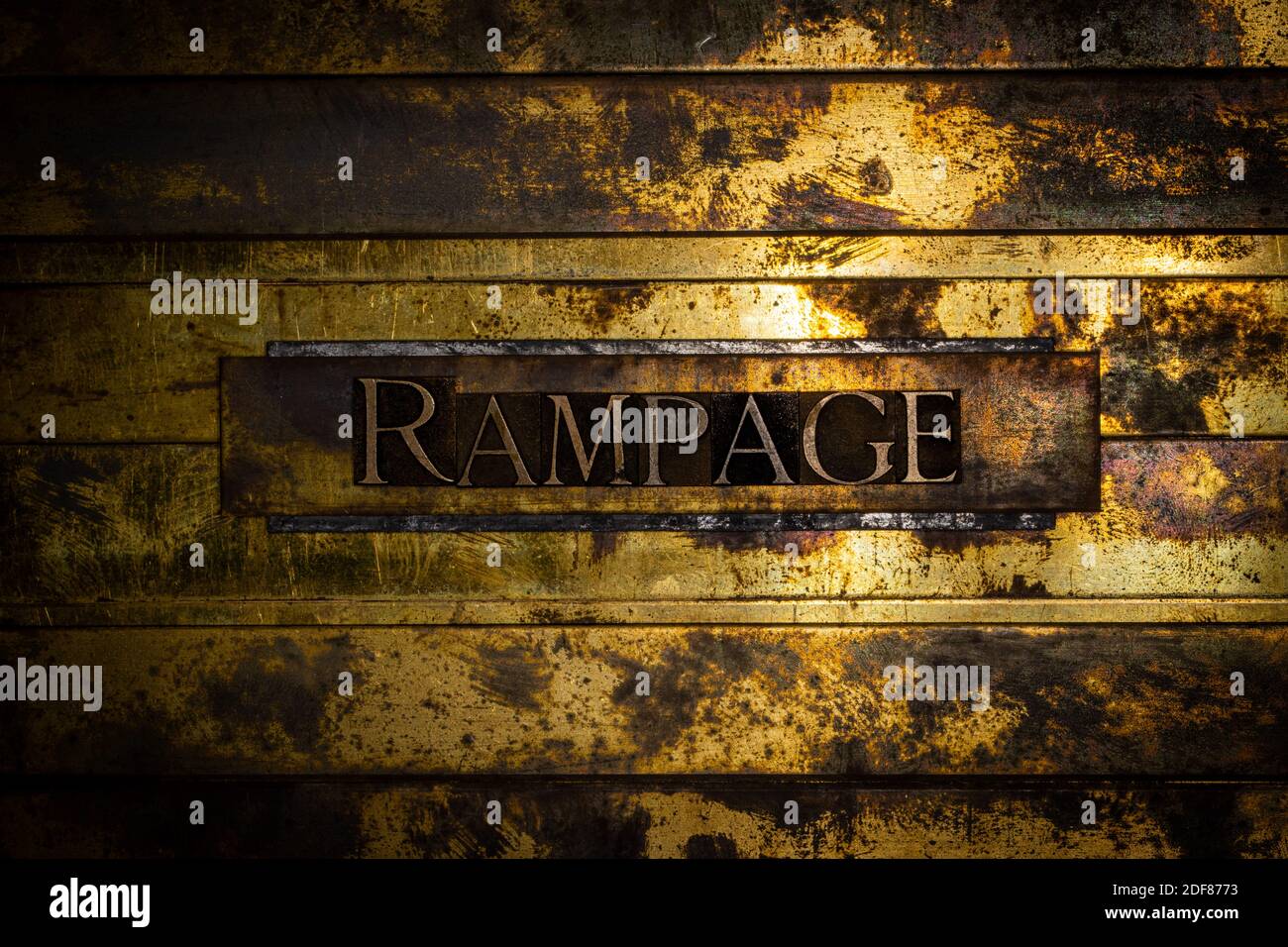Testo di Rampage formato da autentiche lettere di typeset su vintage sfondo in bronzo grunge testurizzato Foto Stock