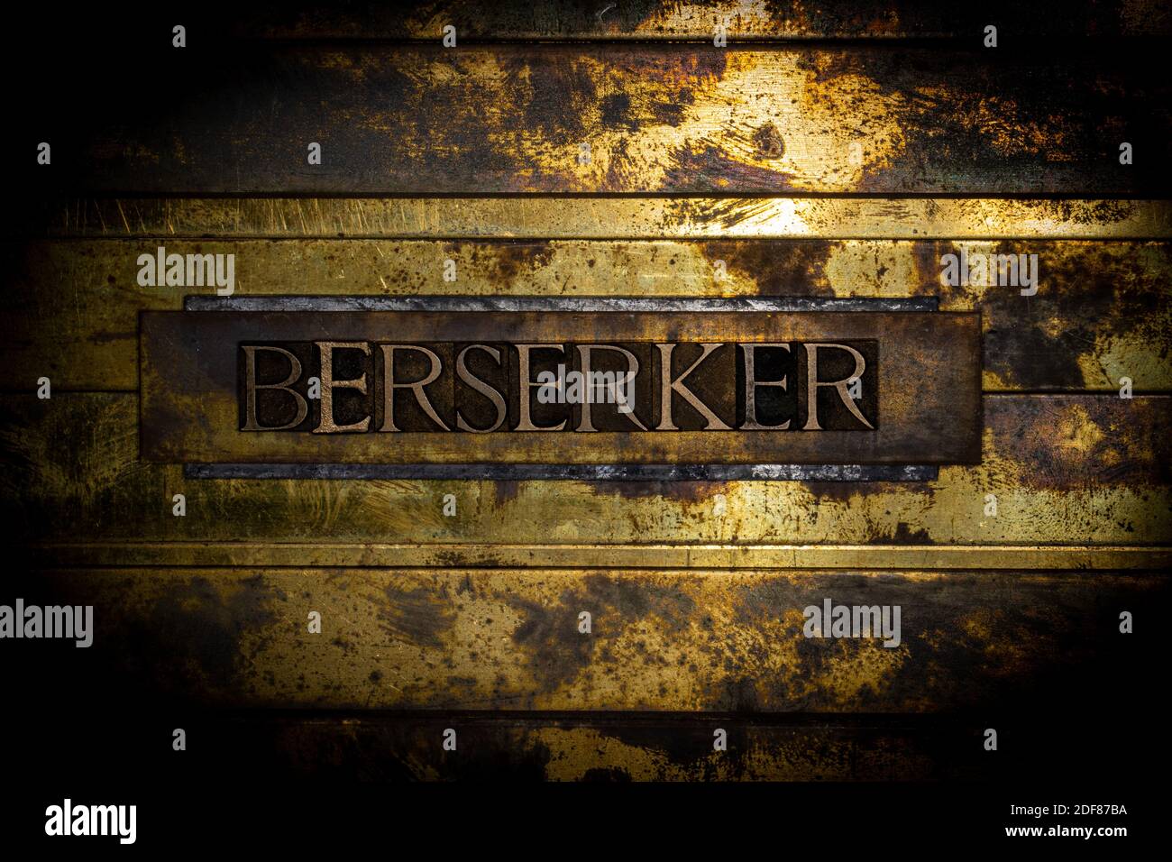 Testo del berserker formato da autentiche lettere del typeset su vintage sfondo in bronzo grunge testurizzato Foto Stock