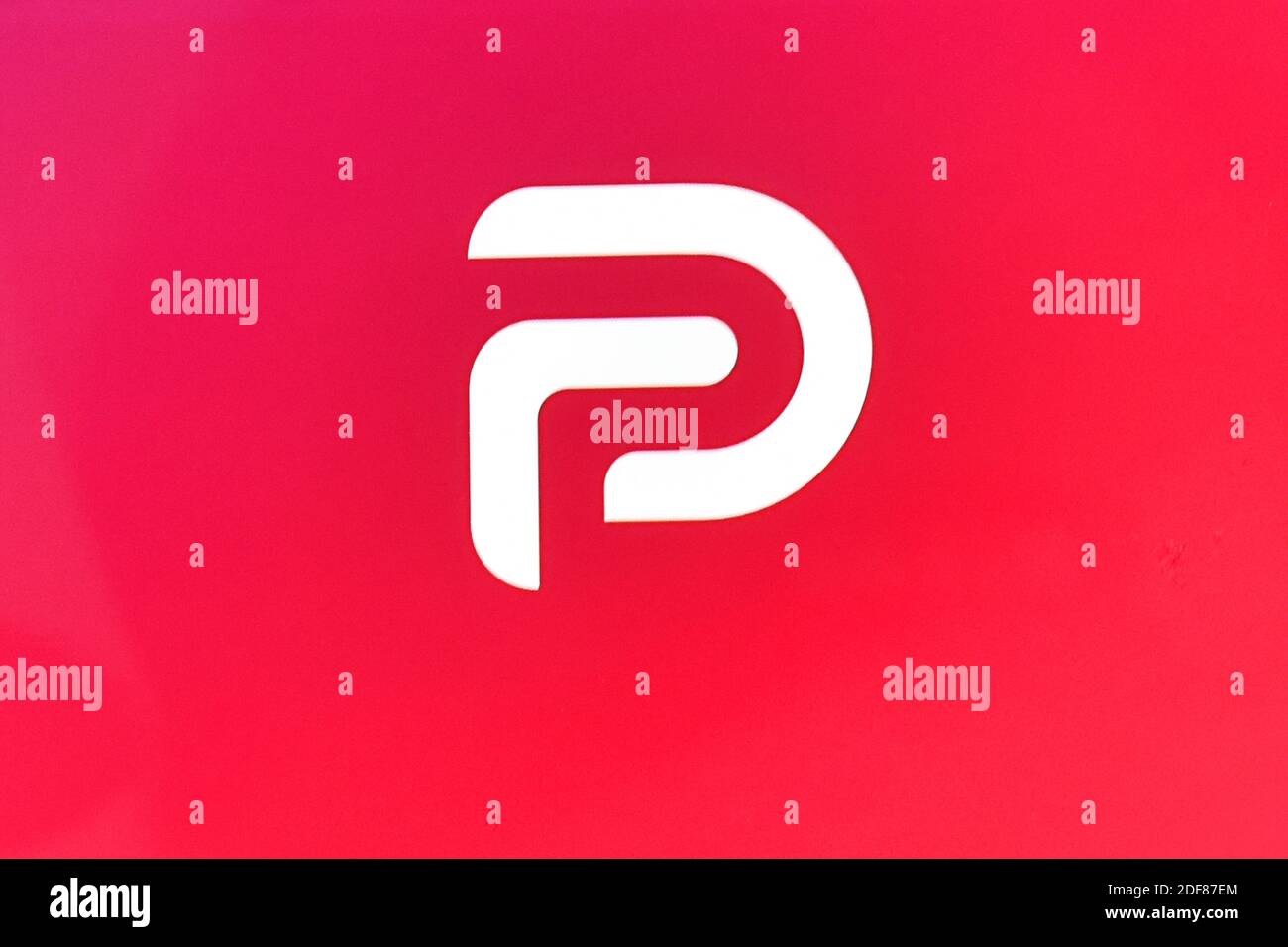 New York, Stati Uniti. 31 dicembre 2013. Fotografia illustrativa della Social Media App "Parler", dove molti sostenitori del presidente Trump si sono rivolti a esprimere le loro opinioni riguardo alle elezioni, scegliendo di allontanarsi da Facebook e Twitter dove si sentono censurati a causa delle regole di verifica dei fatti. (Foto di Anthony Behar/Sipa USA) Credit: Sipa USA/Alamy Live News Foto Stock