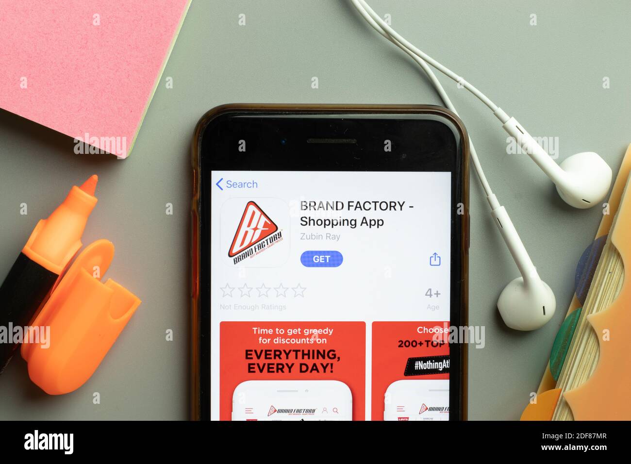 New York, USA - 1 dicembre 2020: Icona DELL'app mobile BRAND FACTORY sullo schermo del telefono vista dall'alto, editoriale illustrativo. Foto Stock