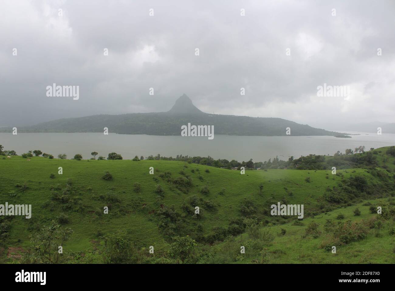 Forte di Tung dal ghat occidentale durante la stagione delle piogge dal lato del lago di pawana. Bella vista di pawana e tung forte in combinazione. Foto Stock
