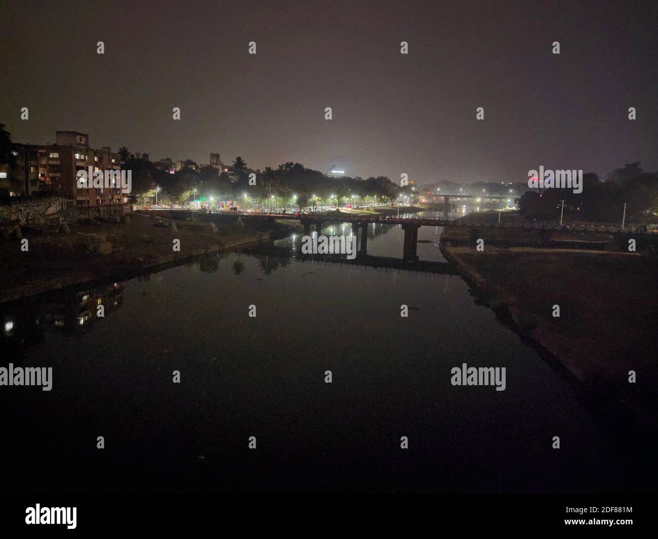 Una vista mozzafiato del cielo notturno della città di pune sulla riva del fiume Mutha. Foto Stock