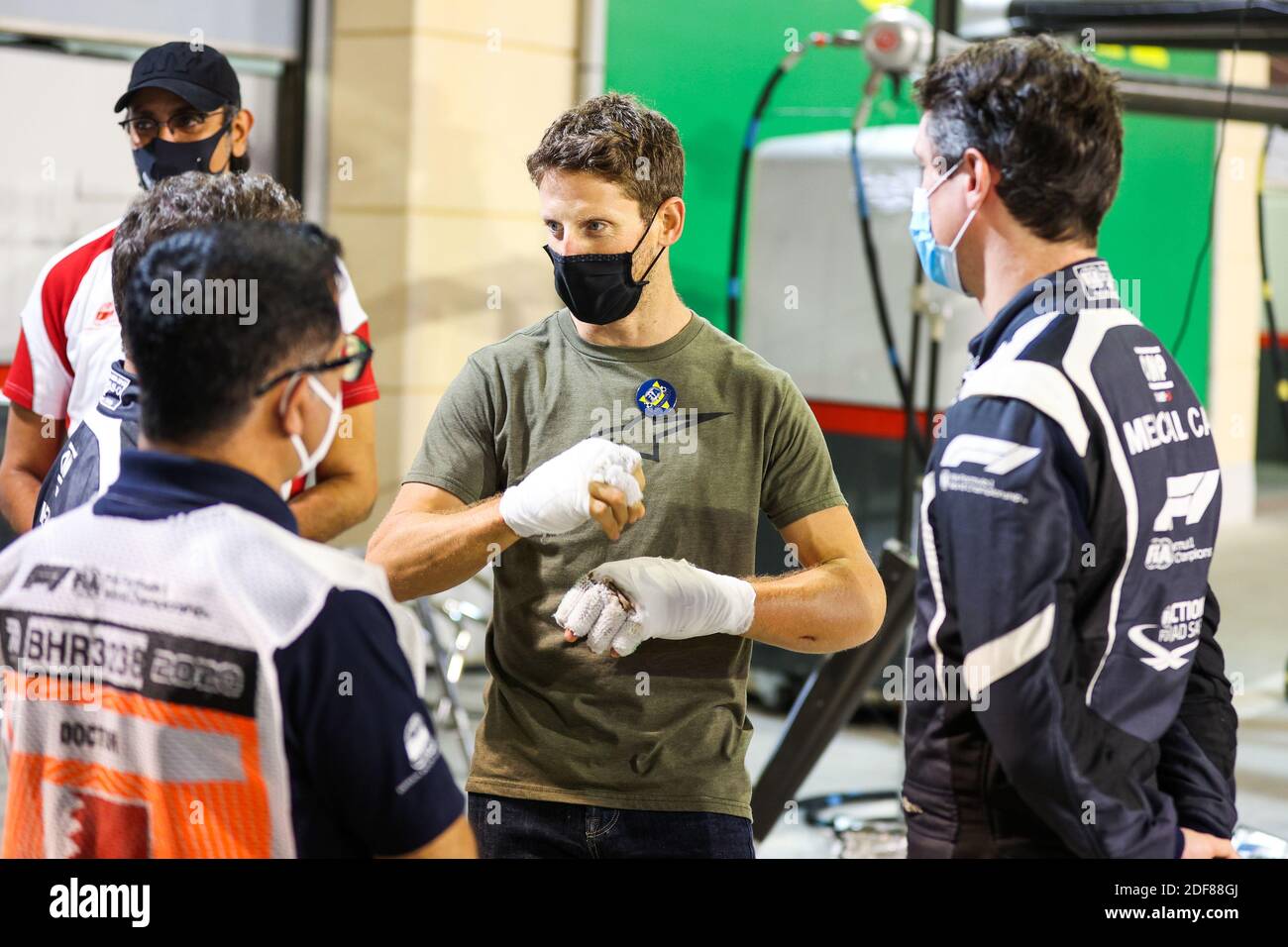 Sakhir, Bahrein. 3 dicembre 2020. GROSJEAN Romain (fra), Haas F1 Team VF-20 Ferrari, rimonta nel Paddock di F1, Alan Van der Merwe durante il Gran Premio Rolex Sakhir 2020 di Formula 1, dal 4 al 6 dicembre 2020 sul circuito Internazionale del Bahrain, a Sakhir, Bahrain - Foto Antonin Vincent / DPPI / LM Credit: Gruppo Editoriale LiveMedia/Alamy Live News Foto Stock
