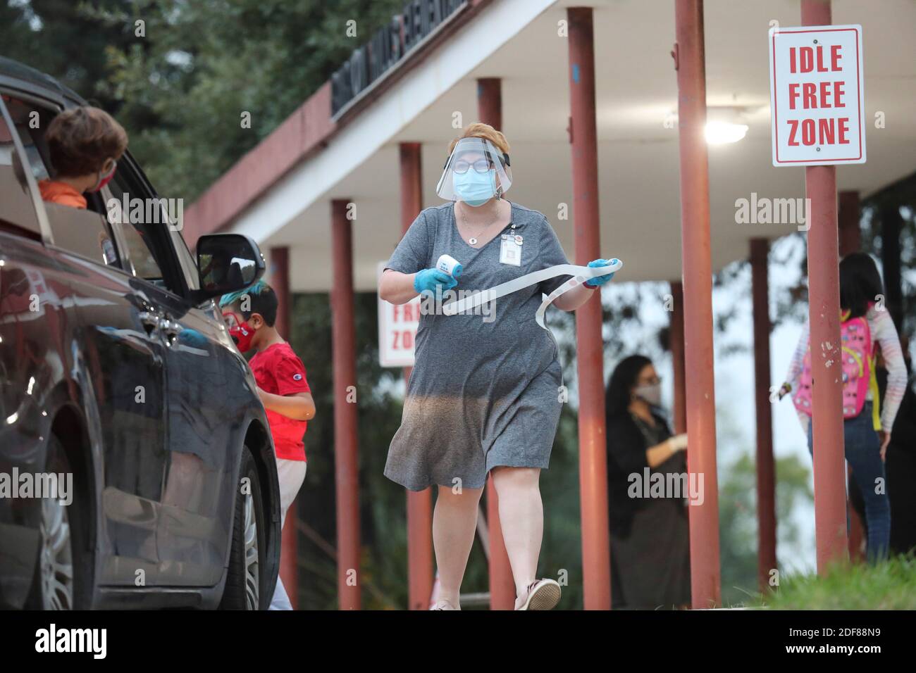 Il direttore della scuola elementare Katie Achtermann controlla gli studenti per il secondo giorno di lezioni di persona a Barton Hills Elementary, nel sud di Austin. Tutte le temperature degli studenti sono state controllate e per entrare nell'edificio sono state richieste coperture facciali. ©Bob Daemmrich Foto Stock