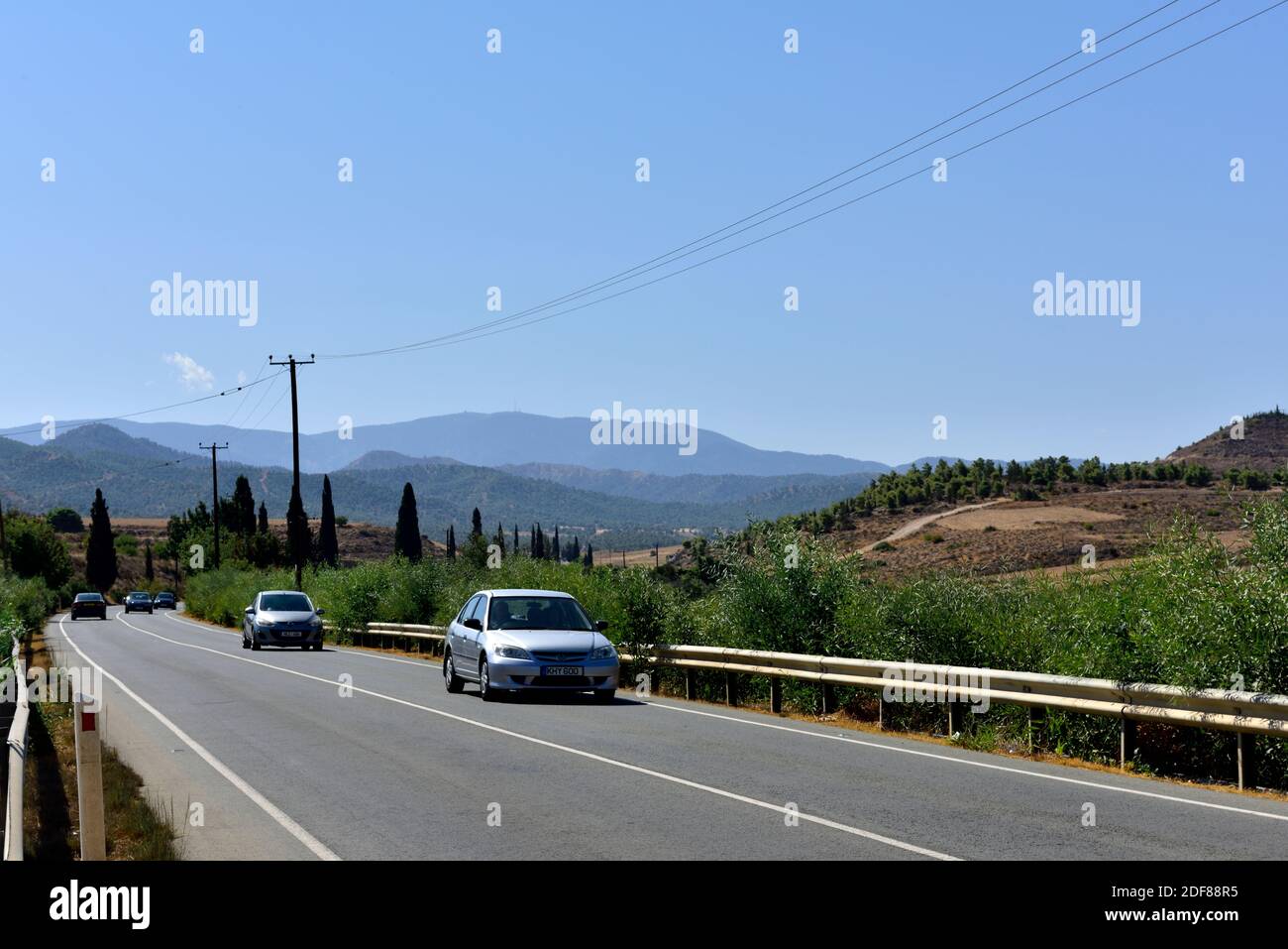 Strada, B6, attraverso la campagna rurale di Cipro del sud vicino Kato Koutrafas Foto Stock