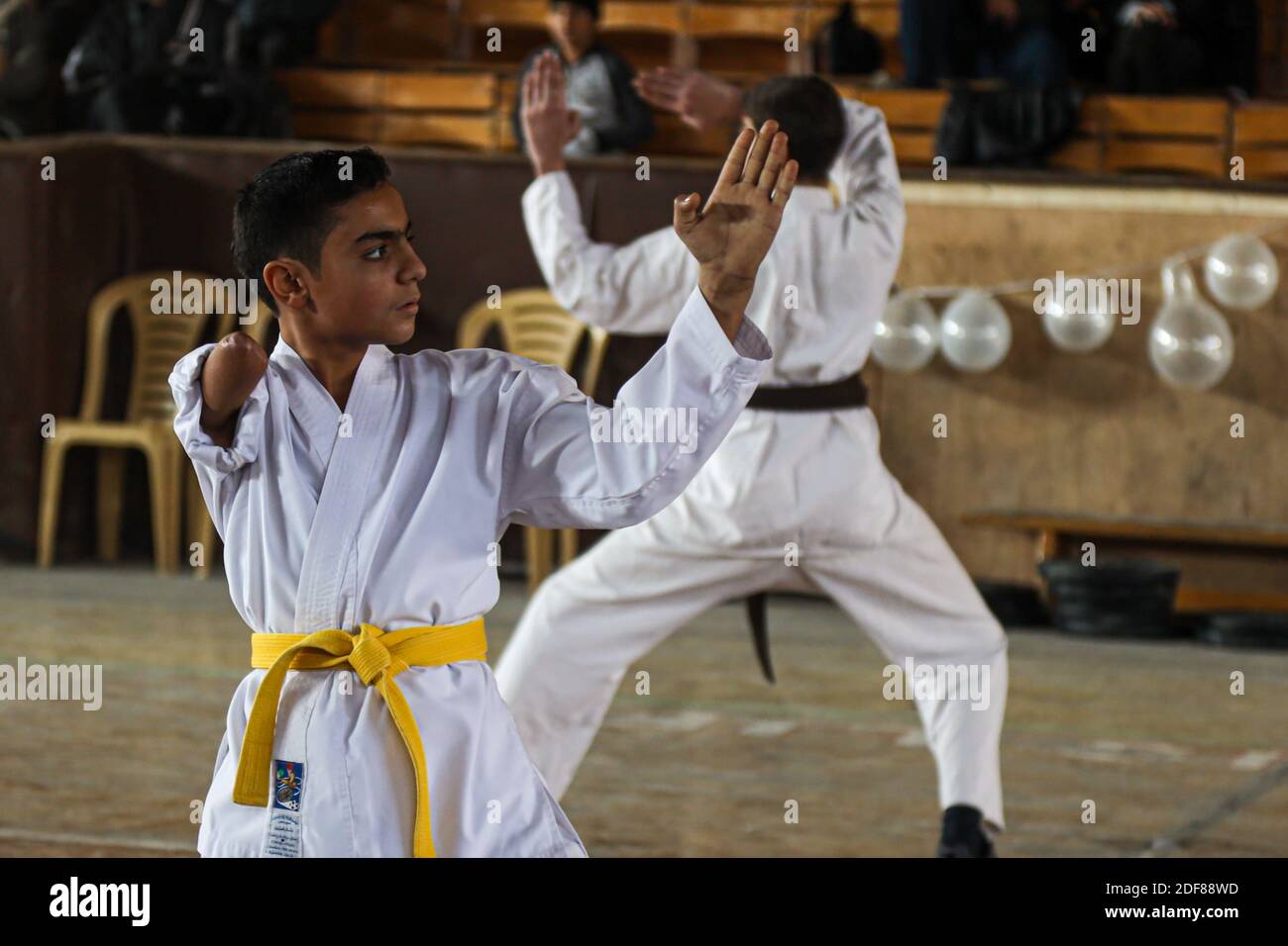 I bambini con disabilità praticano il karate durante la Giornata Internazionale delle persone con disabilità. Il Club Umayya nella città di Idlib ha svolto attività sportive per persone con disabilità che hanno avuto inizio con partite di calcio, pallavolo e karate, In cui un gruppo di persone ha ferito a seguito dei bombardamenti del regime di Assad attraverso gli aerei di guerra siriani e russi che avevano colpito migliaia di siriani negli ultimi nove anni Foto Stock