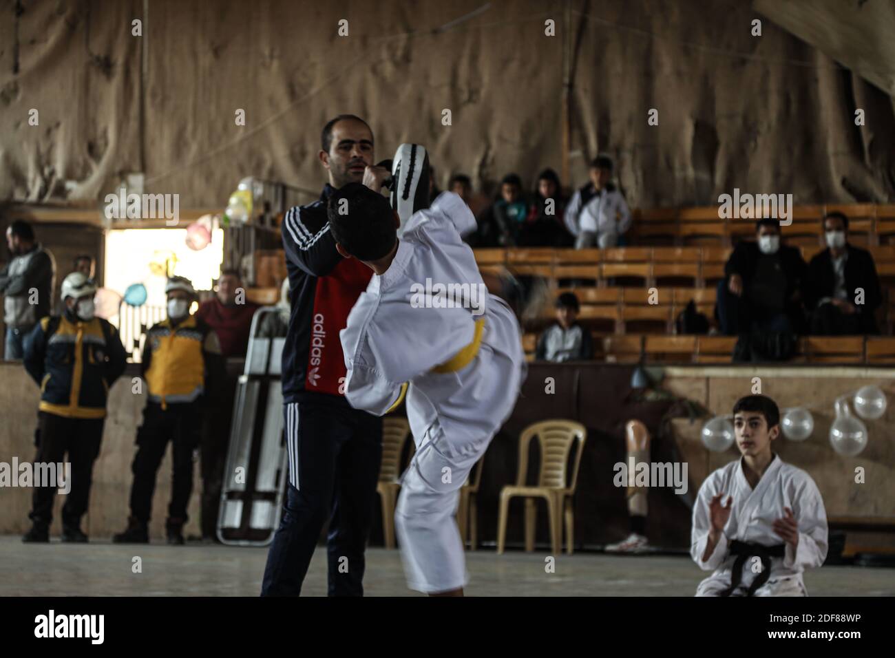 I bambini con disabilità praticano il karate durante la Giornata Internazionale delle persone con disabilità. Il Club Umayya nella città di Idlib ha svolto attività sportive per persone con disabilità che hanno avuto inizio con partite di calcio, pallavolo e karate, In cui un gruppo di persone ha ferito a seguito dei bombardamenti del regime di Assad attraverso gli aerei di guerra siriani e russi che avevano colpito migliaia di siriani negli ultimi nove anni Foto Stock