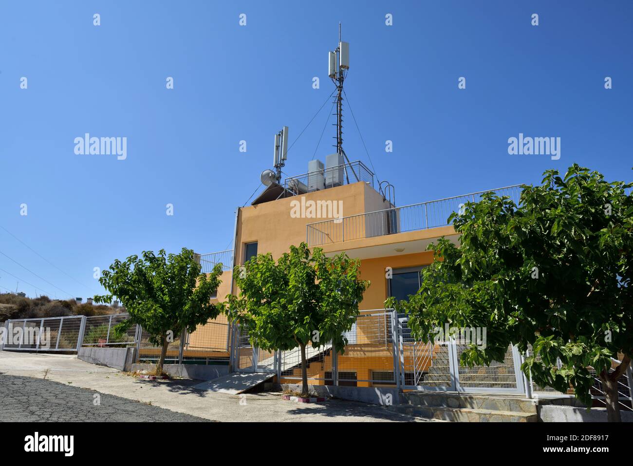 I montanti del telefono mobile sulla parte superiore della costruzione rurale di comunicazioni Cipro Foto Stock