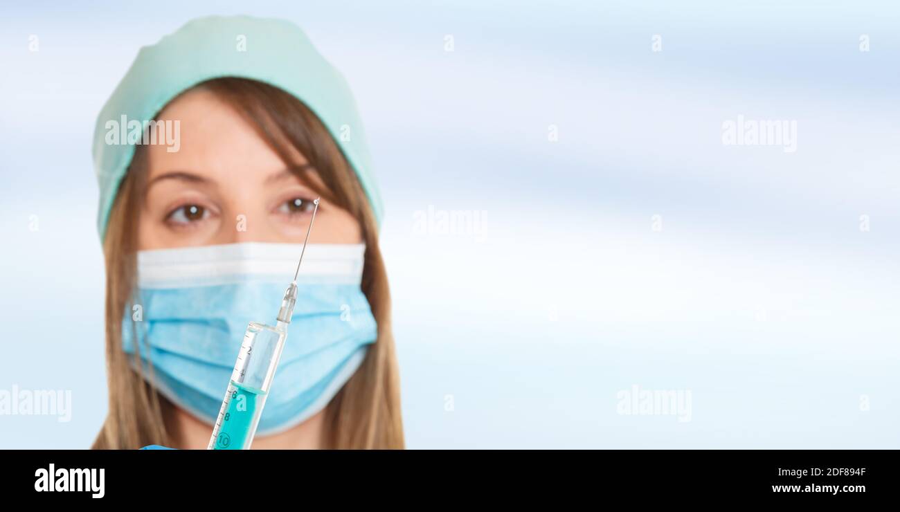 Vaccino del coronavirus Corona Virus siringa infermiera medico COVID-19 Covid copyspace copia spazio donna Foto Stock