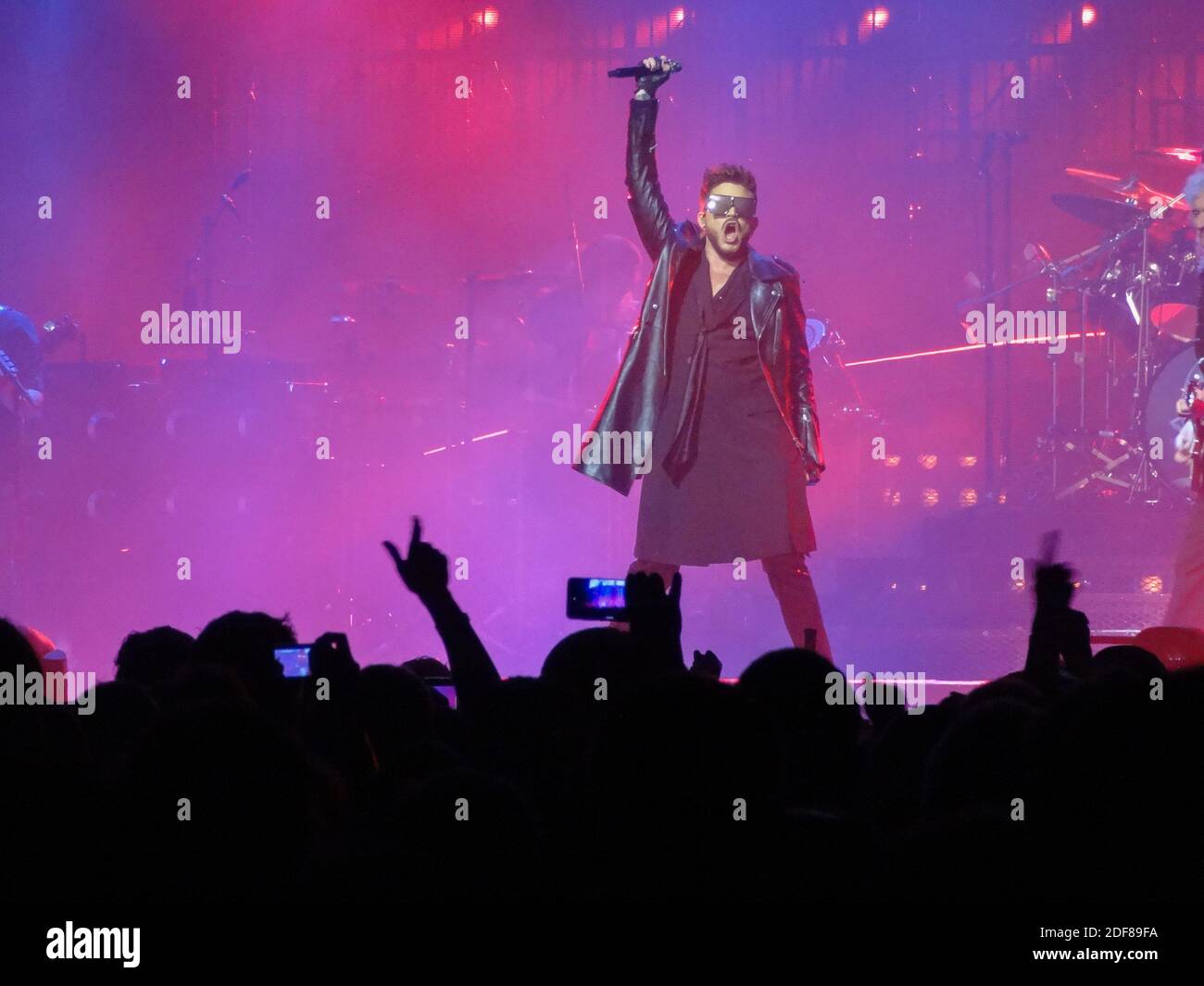 Adam Lambert sul palco di un concerto Queen a Londra, Regno Unito Foto Stock