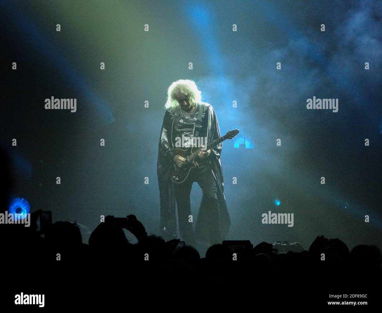 Un maggio Brian dai capelli grigi sul palco di un concerto Queen and Adam Lambert a Londra, Regno Unito Foto Stock