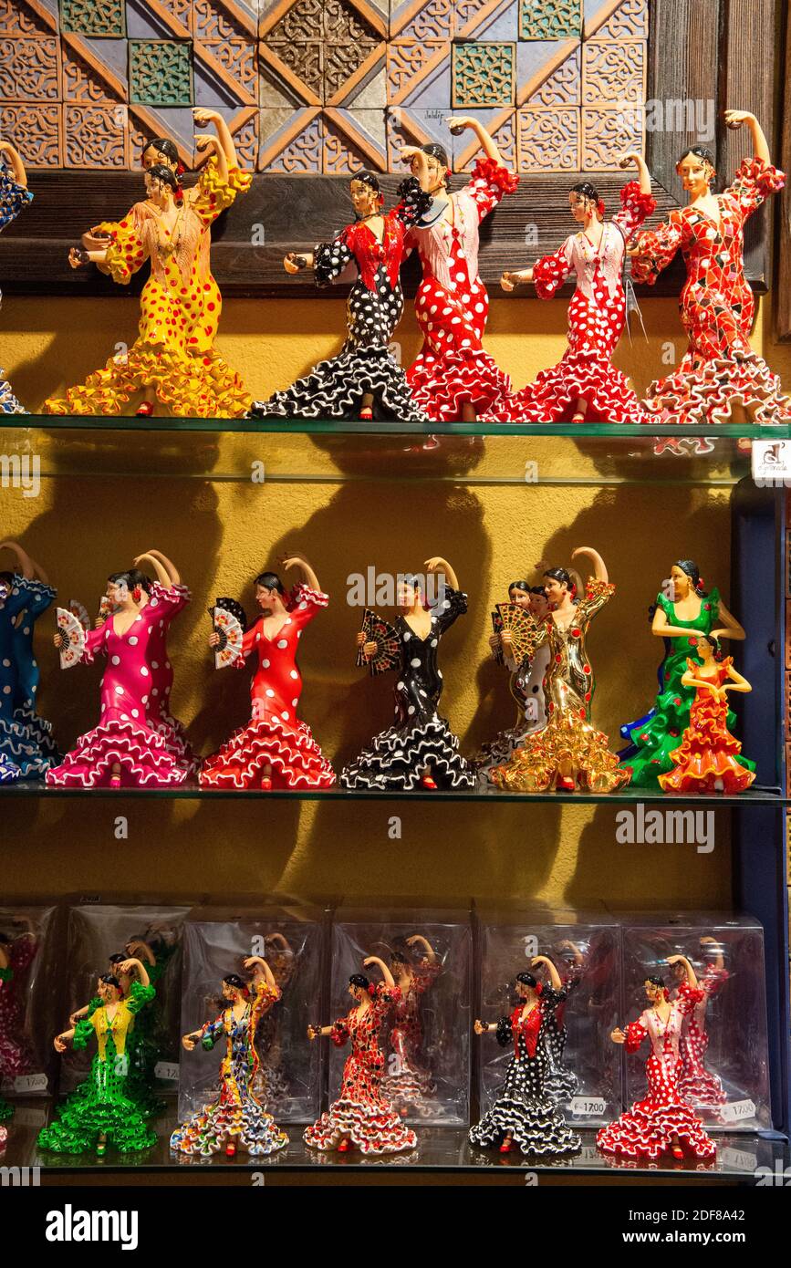 Piccoli ballerini, souvenir di burattini in ceramica presso il negozio di Cordoba, Spagna Foto Stock