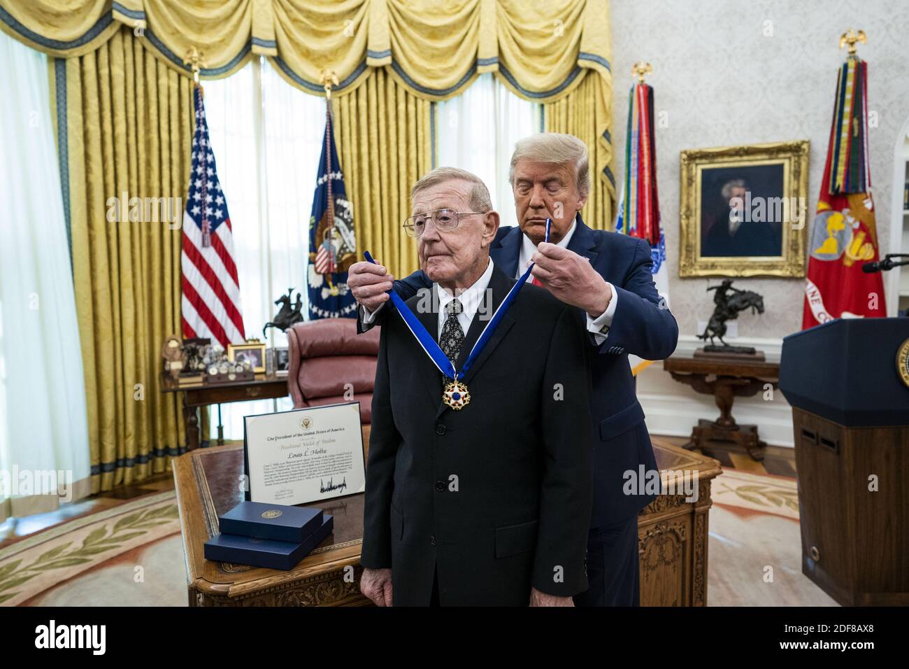 Washington, Stati Uniti. 03 dic 2020. Il presidente Donald Trump presenta la Medaglia della libertà a Lou Holtz nell'Ufficio ovale della Casa Bianca di Washington, DC giovedì 3 dicembre 2020. Foto piscina di Doug Mills/UPI Credit: UPI/Alamy Live News Foto Stock