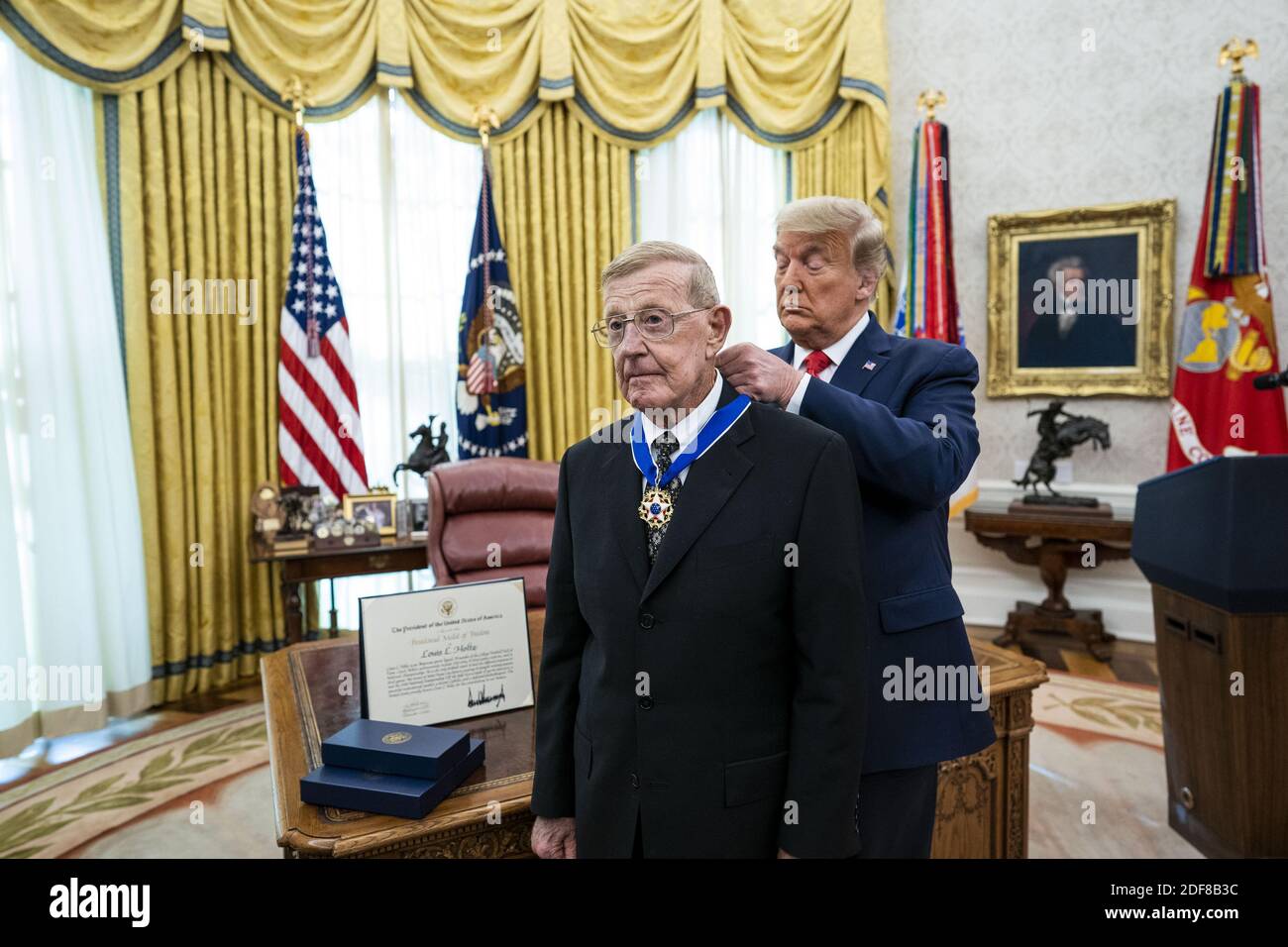 Washington, Stati Uniti. 03 dic 2020. Il presidente Donald Trump presenta la Medaglia della libertà a Lou Holtz nell'Ufficio ovale della Casa Bianca di Washington, DC giovedì 3 dicembre 2020. Foto piscina di Doug Mills/UPI Credit: UPI/Alamy Live News Foto Stock