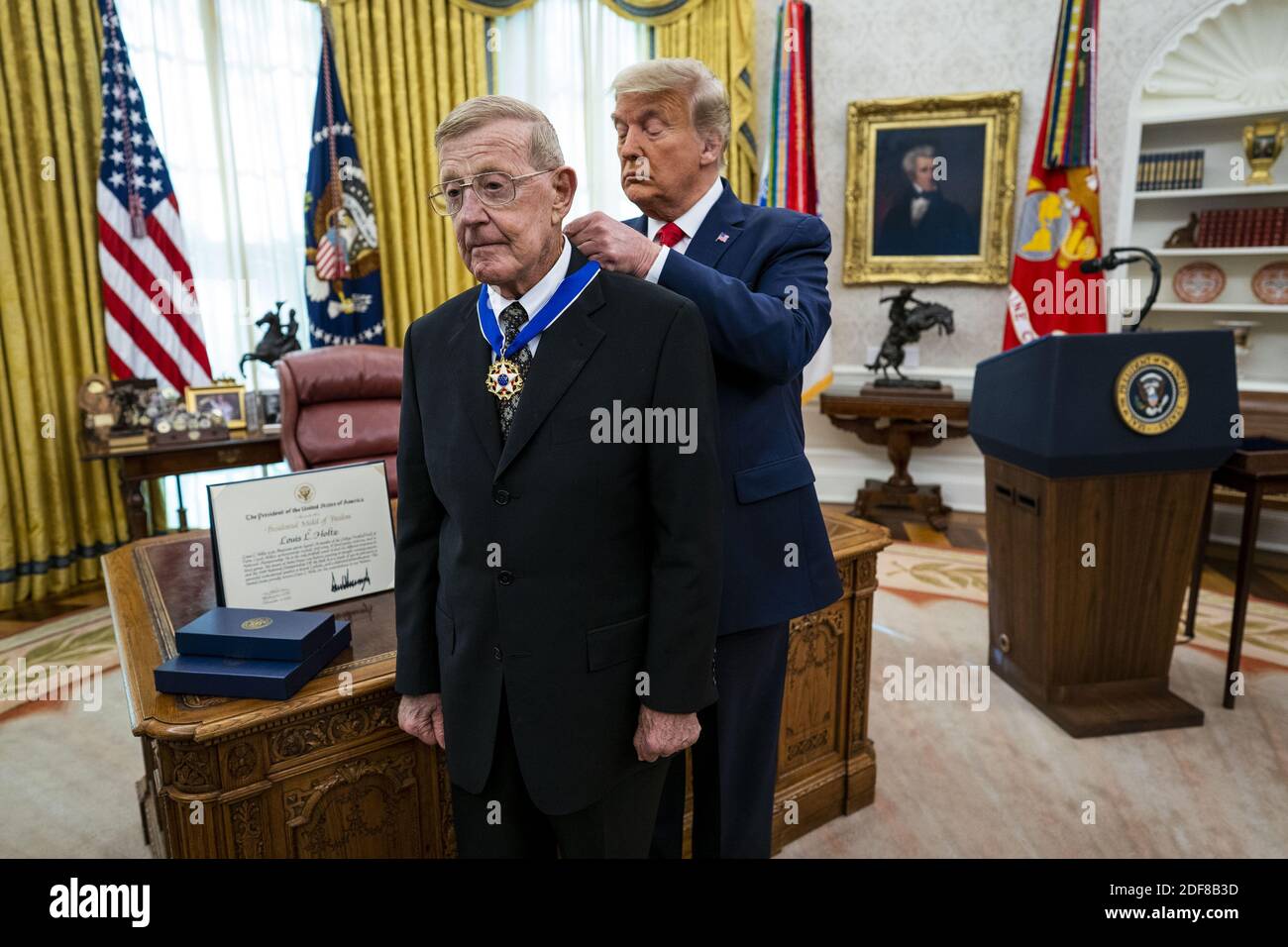 Washington, Stati Uniti. 03 dic 2020. Il presidente Donald Trump presenta la Medaglia della libertà a Lou Holtz nell'Ufficio ovale della Casa Bianca di Washington, DC giovedì 3 dicembre 2020. Foto piscina di Doug Mills/UPI Credit: UPI/Alamy Live News Foto Stock