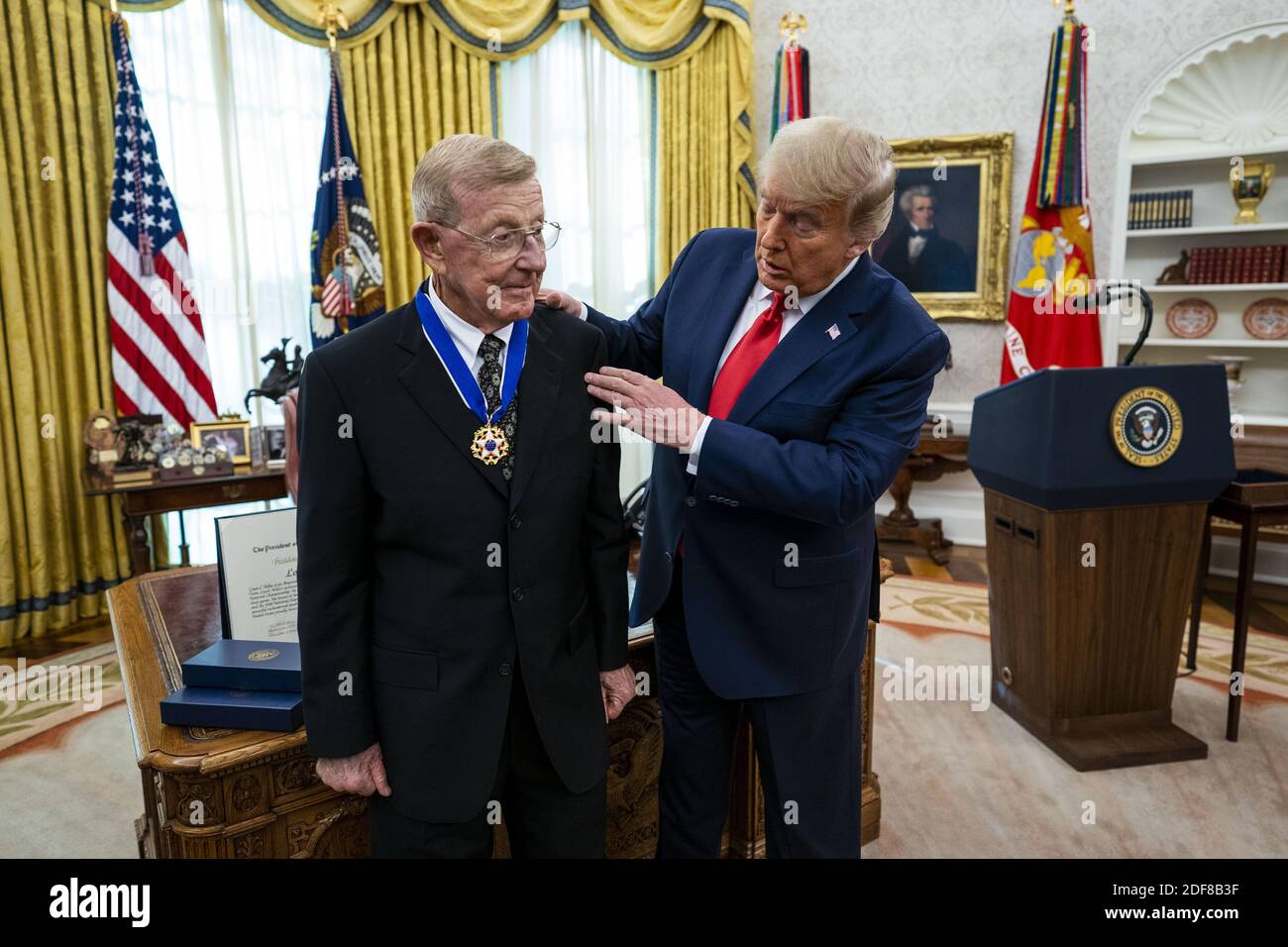 Washington, Stati Uniti. 03 dic 2020. Il presidente Donald Trump presenta la Medaglia della libertà a Lou Holtz nell'Ufficio ovale della Casa Bianca di Washington, DC giovedì 3 dicembre 2020. Foto piscina di Doug Mills/UPI Credit: UPI/Alamy Live News Foto Stock