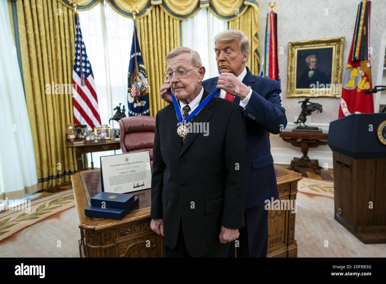 Washington, Stati Uniti. 03 dic 2020. Il presidente Donald Trump presenta la Medaglia della libertà a Lou Holtz nell'Ufficio ovale della Casa Bianca di Washington, DC giovedì 3 dicembre 2020. Foto piscina di Doug Mills/UPI Credit: UPI/Alamy Live News Foto Stock