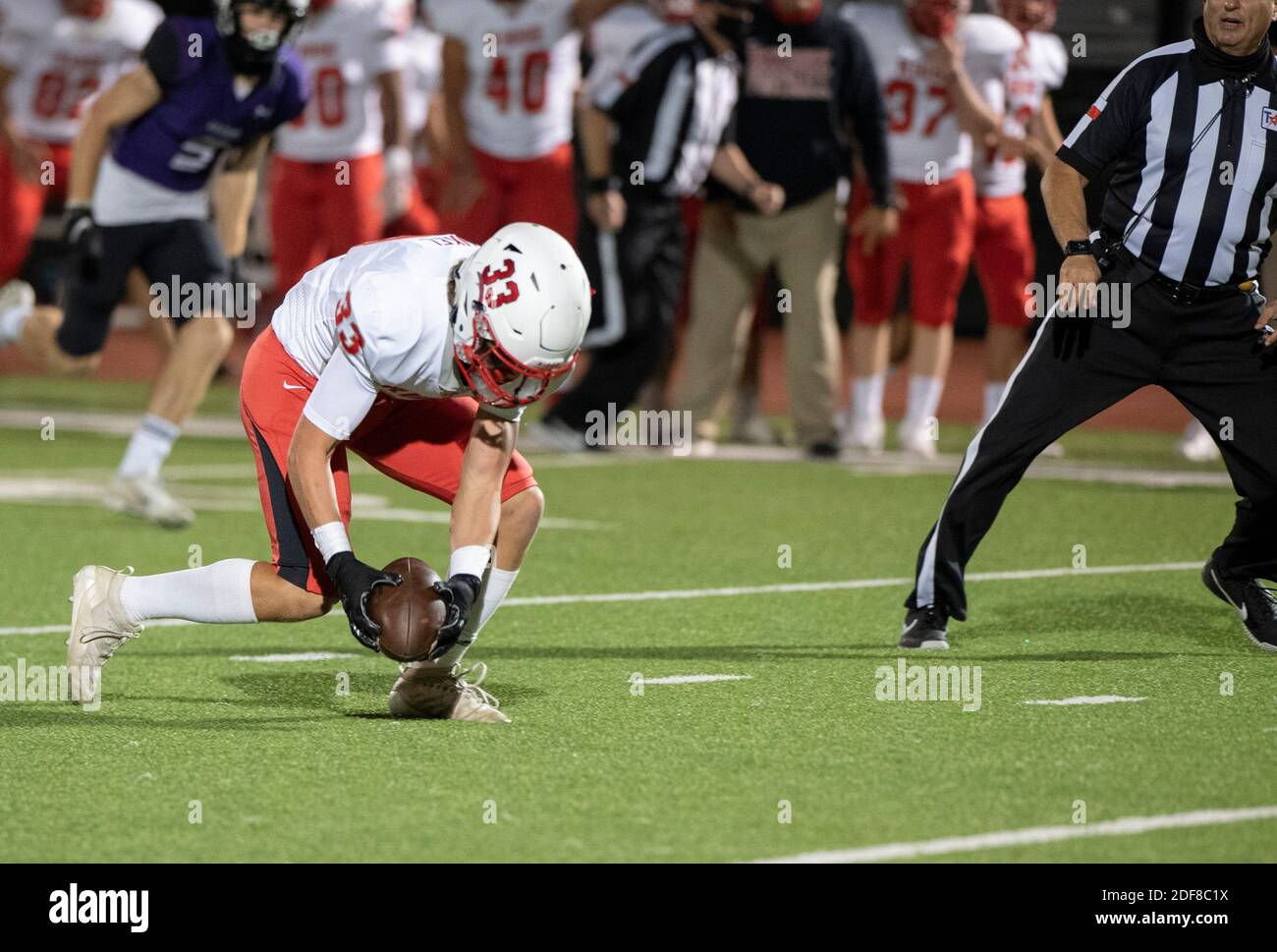 Reed Runkel (33) di Vista Ridge prende una palla sciolta e la fa passare per un touchdown nel quartiere di Thrid come Cedar Park Vista Ridge (bianco) segna una vittoria decisiva su Round Rock Cedar Ridge (blu) in una partita di calcio del Distretto 25 6A a Dragon Stadio di Round Rock. Vista Ridge ha vinto, 38-24. Foto Stock