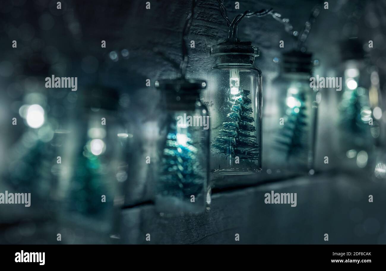Decorazione di Natale elettrico ghirlanda di colori freddi luci ricoperte di brina. Immagine del concetto di umore di Natale. Foto Stock