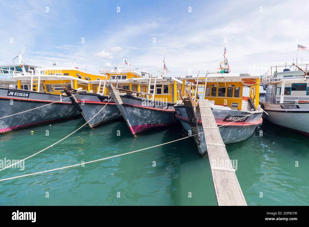 Barche di fronte al lungomare di Kota Kinabalu a Sabah, Malesia Foto Stock
