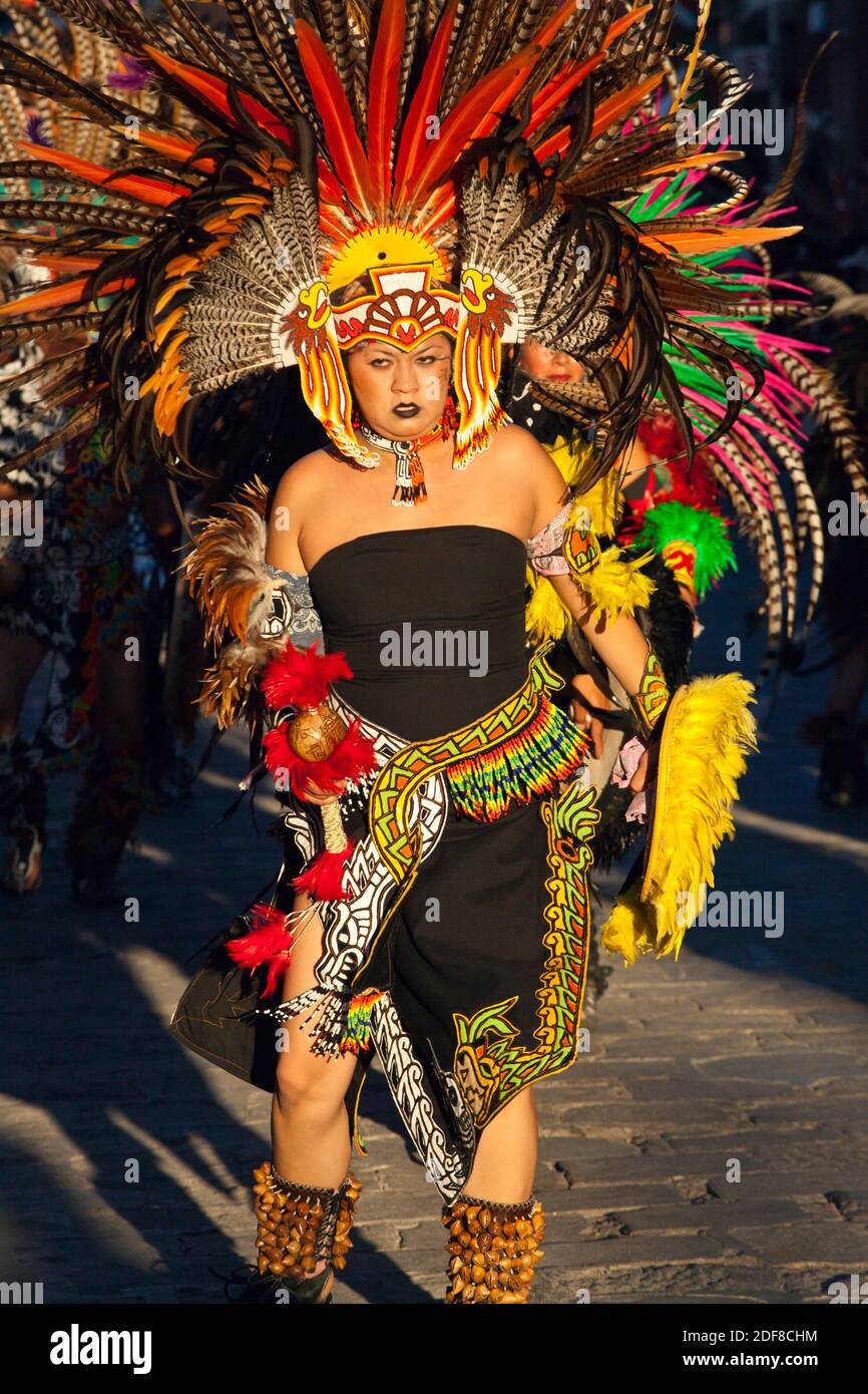 I TROUPE DI DANZA INDIGENI provenienti da tutto IL MESSICO sfilano per le strade in celebrazione di San Miguel Arcangel, il santo patrono DI SAN MIGUEL DE ALLE Foto Stock