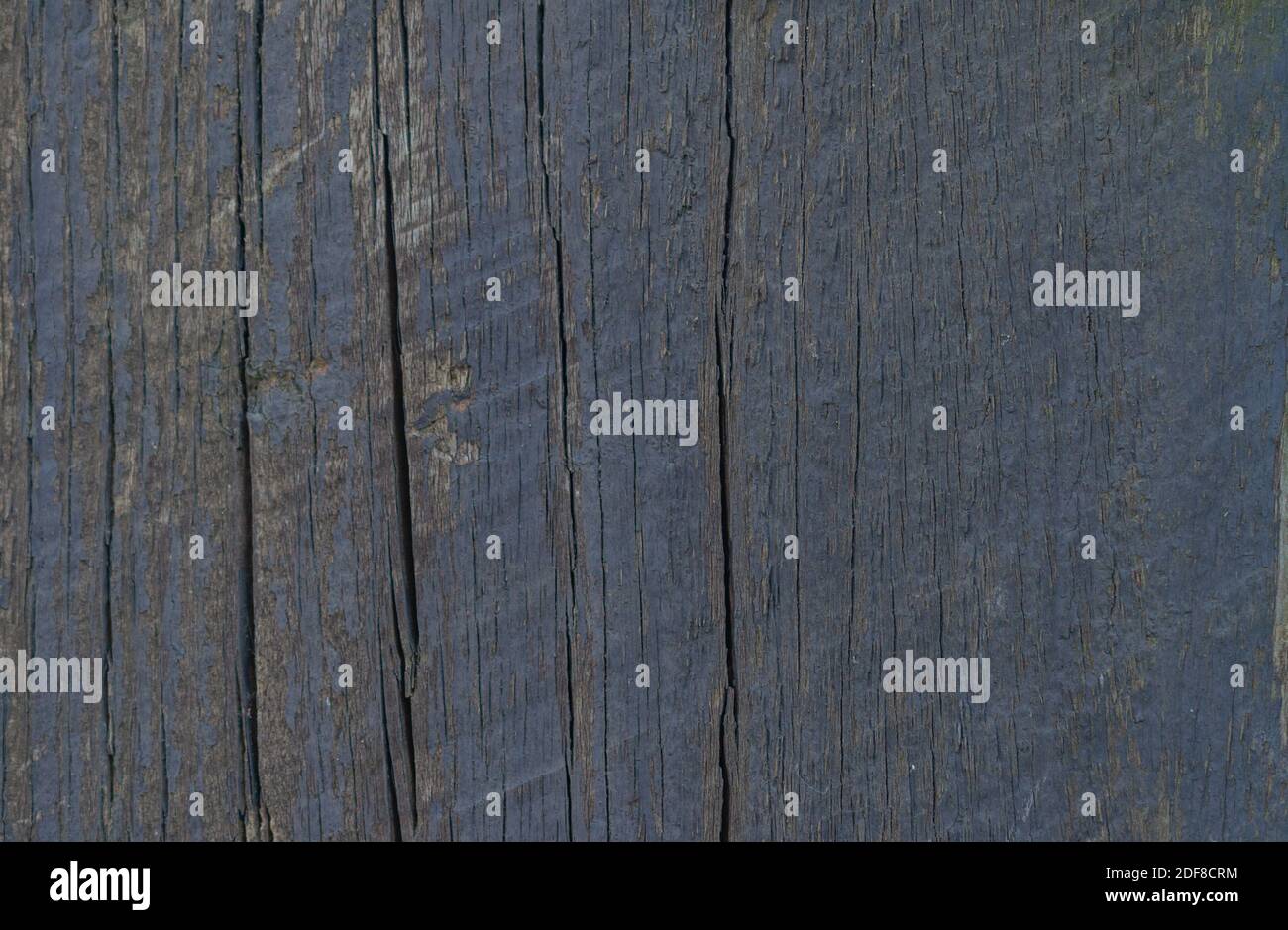 La vernice scheggiando via un vecchio muro di legno Foto Stock