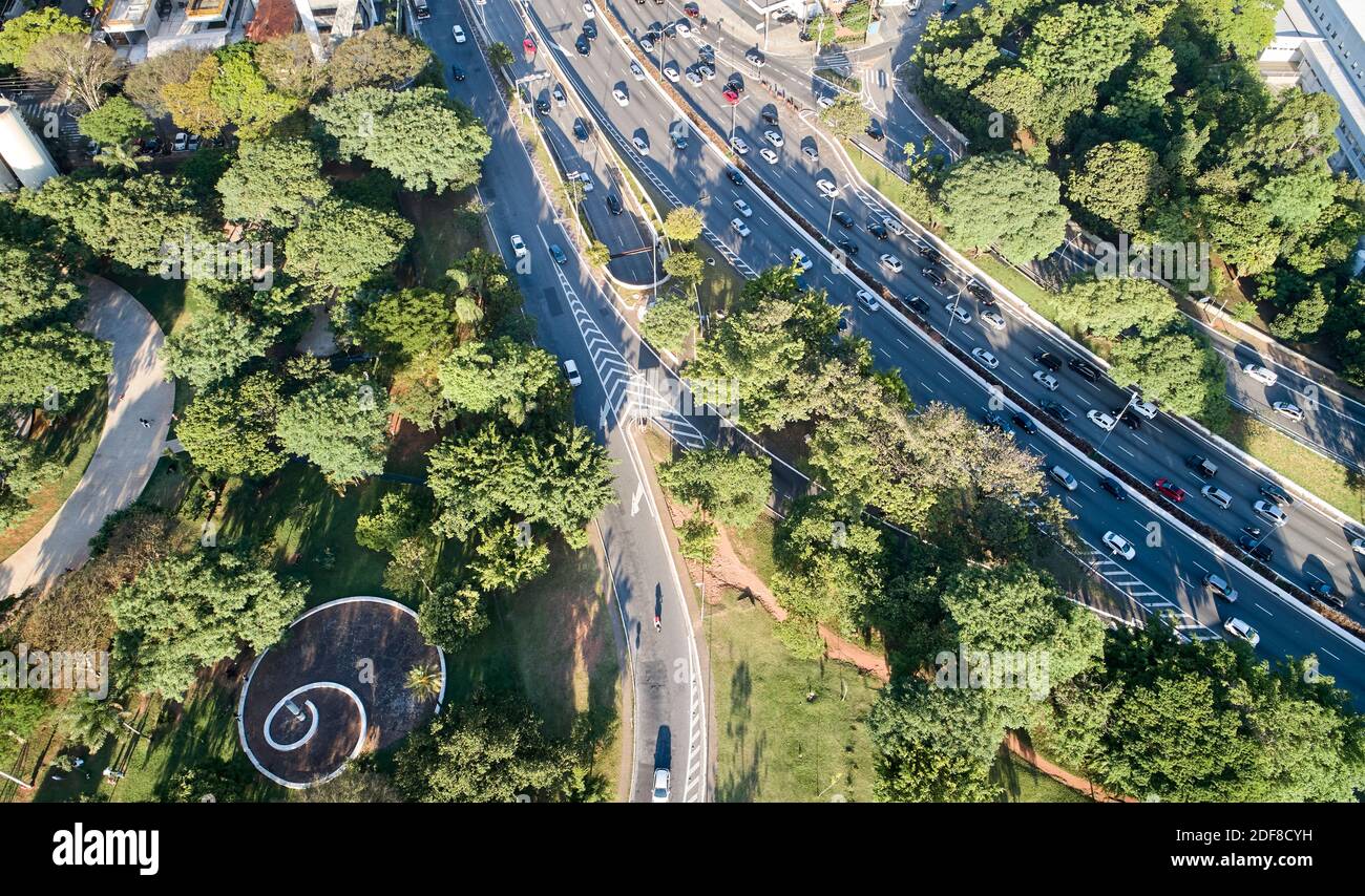 Vista aerea del traffico nel viale 23 de Maio nella città di San Paolo vicino al Parco Ibirapuera, una regione molto boscosa con un sacco di conservazione della natura. Foto Stock