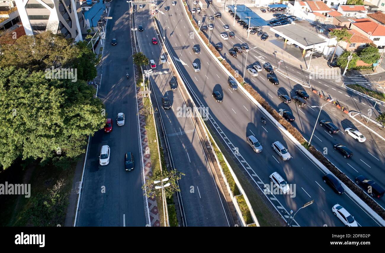 Vista aerea del traffico nel viale 23 de Maio nella città di San Paolo vicino al Parco Ibirapuera, una regione molto boscosa con un sacco di conservazione della natura. Foto Stock