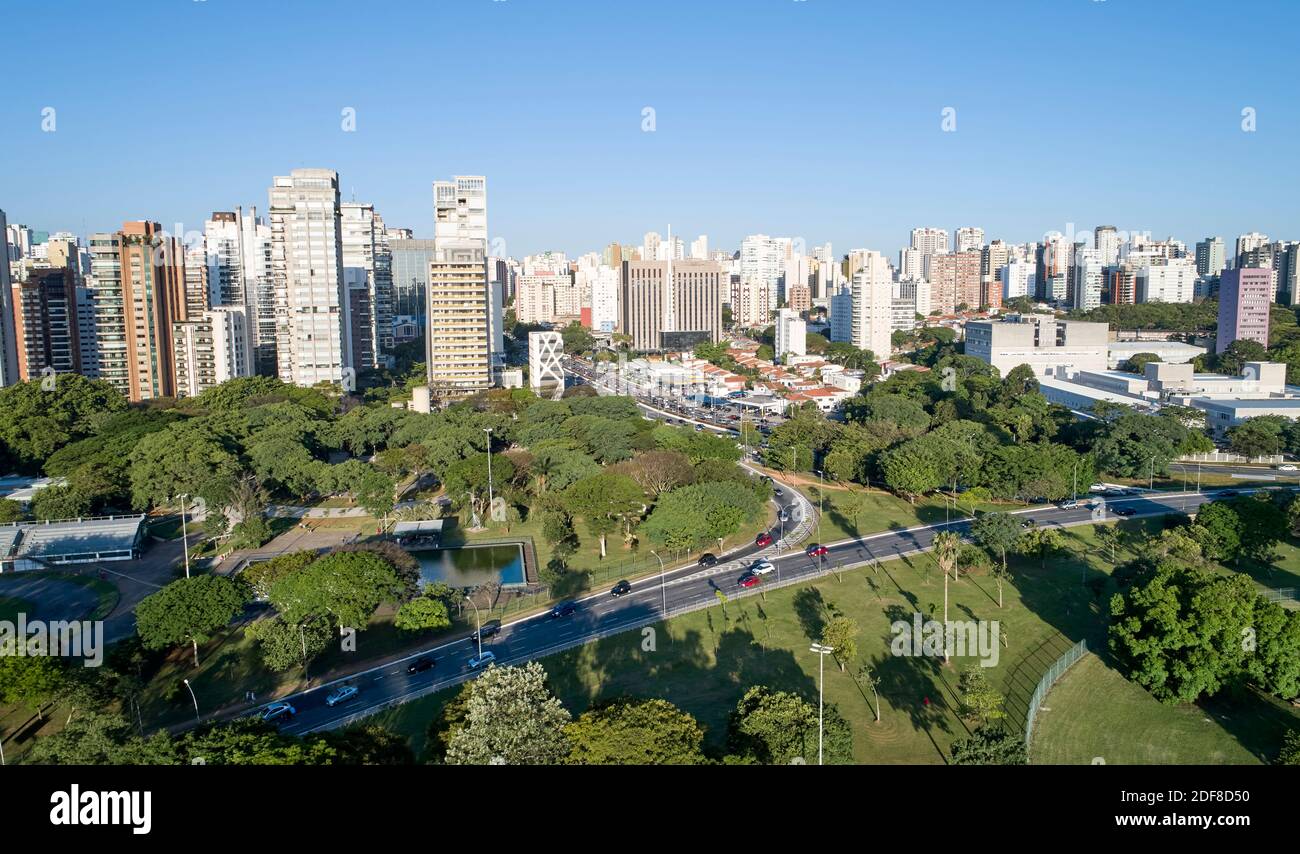 Vista aerea della città di Sao Paulo, traffico in viale 23 de Maio, corridoio nord-sud. Area di preversione con alberi e area verde del parco Ibirapuera Foto Stock