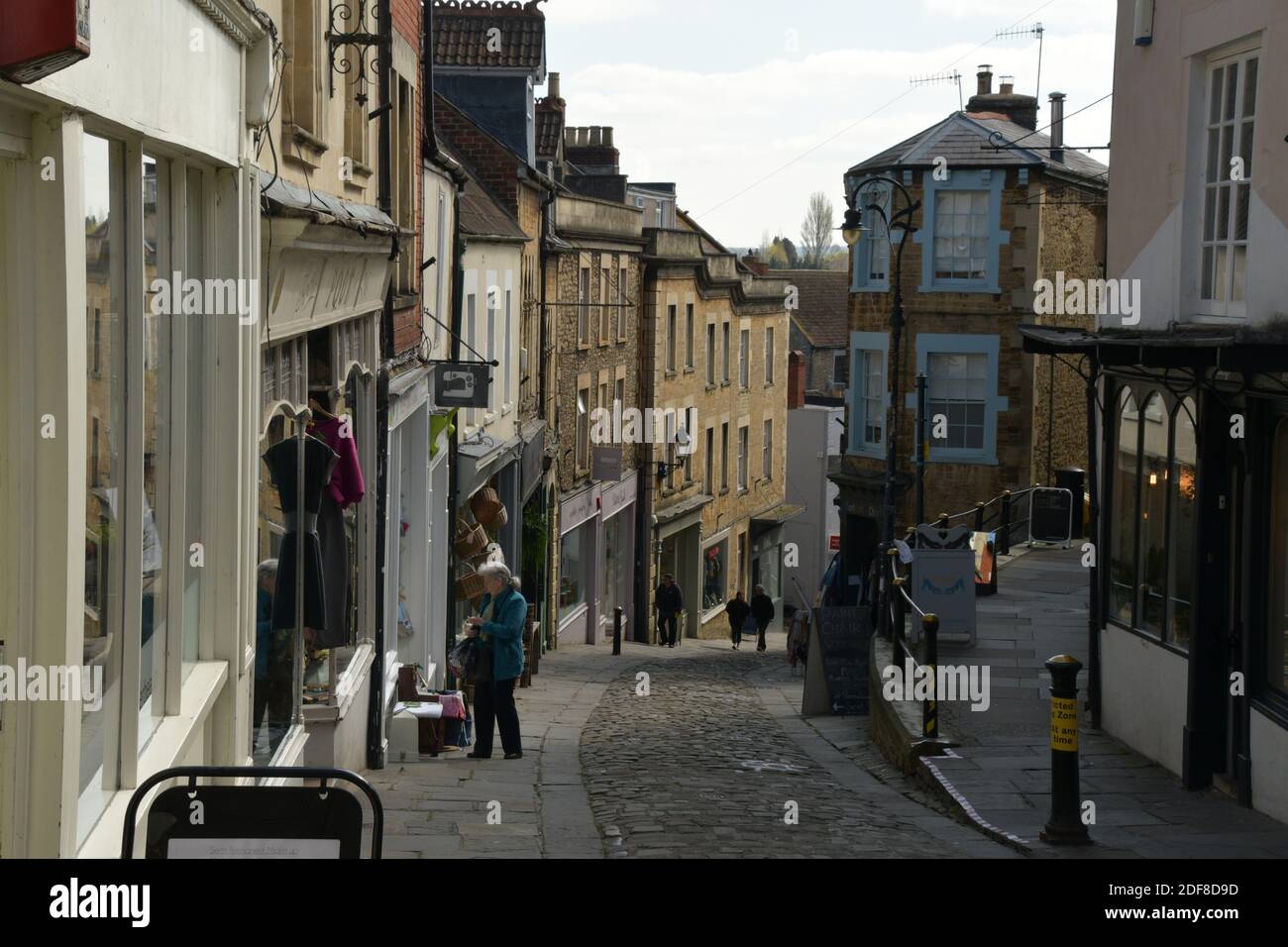 Catherine Hill una strada stretta e ripida con molti piccoli commercianti indipendenti a Frome, Somerset.UK Foto Stock