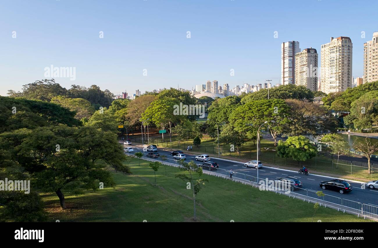 Viale del traffico automobilistico nella città di San Paolo vicino al Parco Ibirapuera, una regione molto boscosa con un sacco di conservazione della natura. Foto Stock