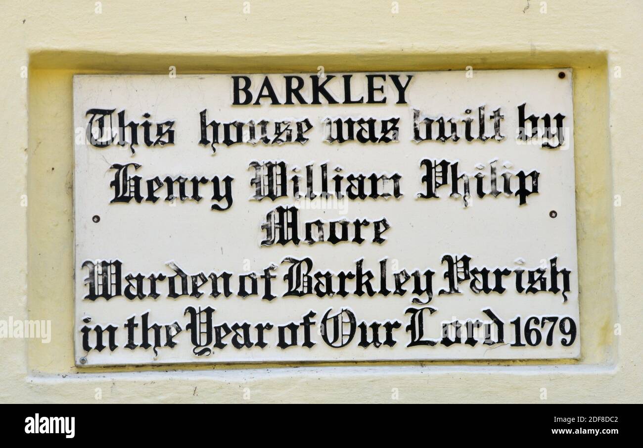 Una targa su un cottage nel villaggio di Berkley vicino a Frome, Somerset. Notare il cambiamento da Barkley nell'ortografia del nome del villaggio. Foto Stock