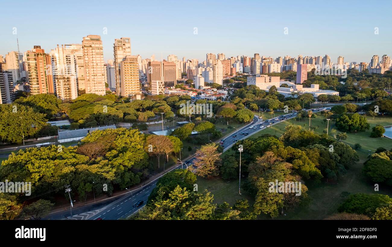 Vista aerea della città di Sao Paulo, traffico in viale 23 de Maio, corridoio nord-sud. Area di preversione con alberi e area verde del parco Ibirapuera Foto Stock