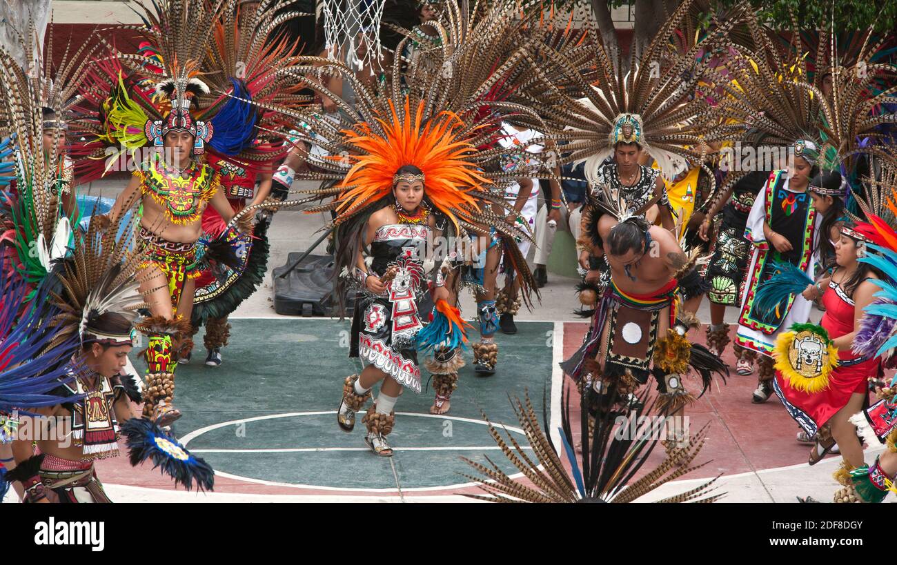 I TROUPE DI DANZA INDIGENI provenienti da tutto IL MESSICO sfilano per le strade in celebrazione di San Miguel Arcangel, il santo patrono DI SAN MIGUEL DE ALLE Foto Stock