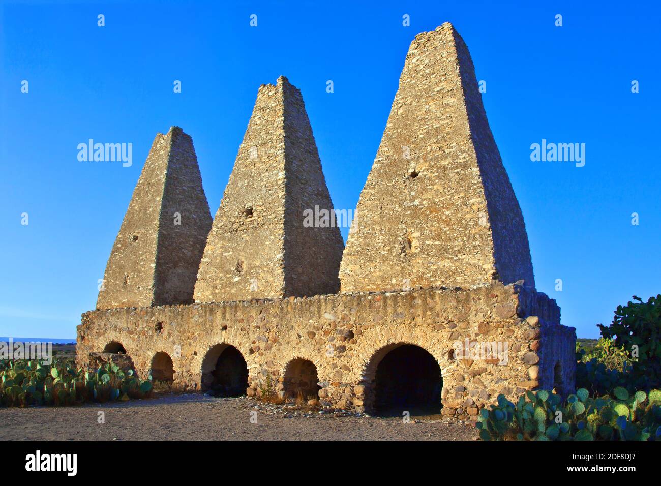 FONDERIE DEL XVI SECOLO o hornos presso LA MINIERA DI MINA SANTA BRIGIDA che è stata utilizzata per l'estrazione dell'argento - MINERAL DE POZOS, GUANAJUATO, MESSICO Foto Stock