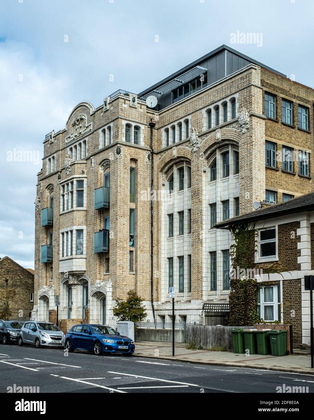 Ex YMCA e University of East London Art Department presso Greengate House, Plaistow, East London essendo un edificio Art Deco ora convertito in appartamenti. Foto Stock