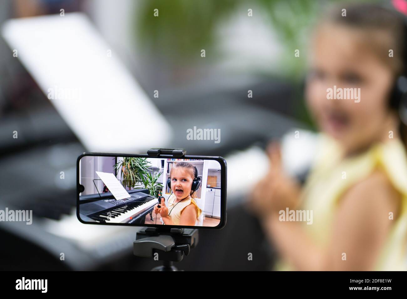 Bambino ragazza che gioca Musica tastiera piano strumento Foto Stock