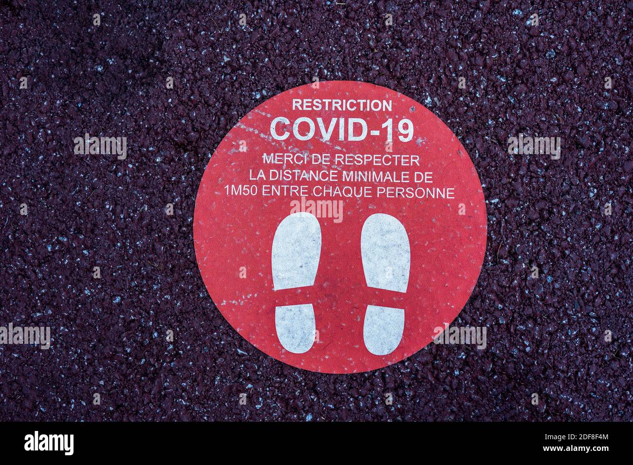 Adesivo pavimento footprint, gradini per piedi in cerchio, tenere la distanza in attesa in linea, stand qui segno, coronavirus o Covid-19 prevenzione, distanza sociale. Ciao Foto Stock