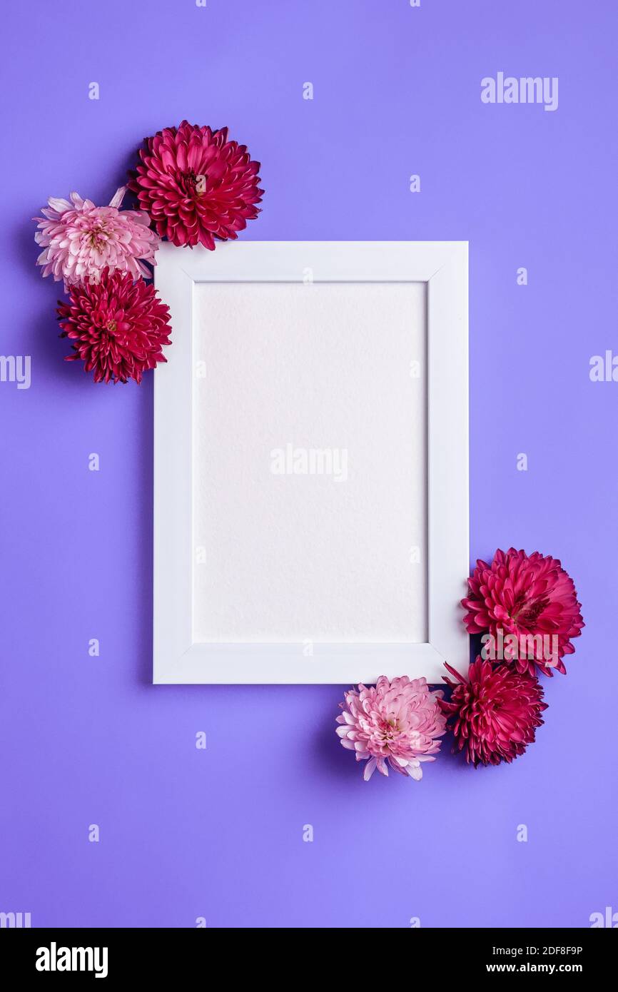 Immagine mockup cornice decorata con fiori Foto Stock