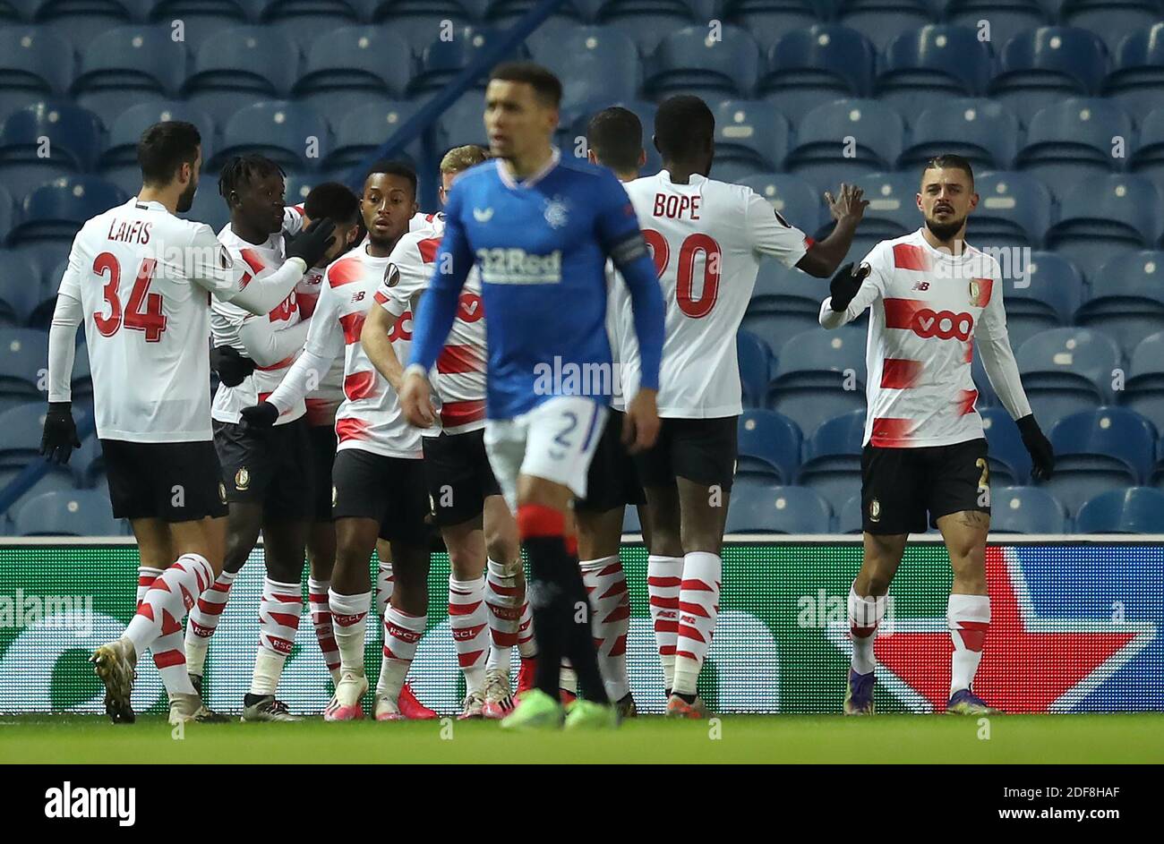 Maxime Lestienne (a destra) di Standard Liegi festeggia il primo gol della partita durante la partita UEFA Europa League Group D allo Ibrox Stadium di Glasgow. Foto Stock