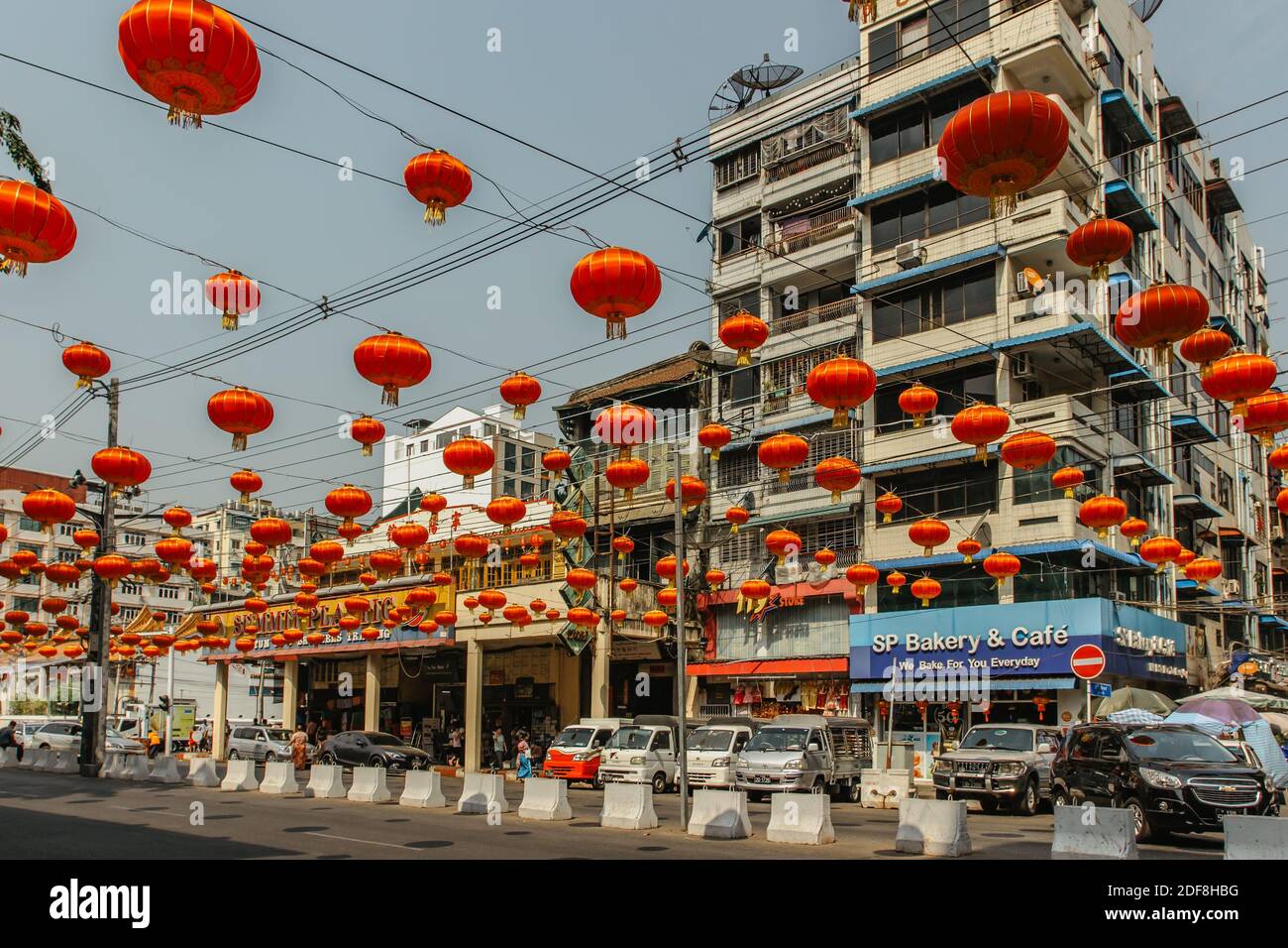 Yangon, Myanmar - 20 gennaio 2020. Strada trafficata a Chinatown con lanterne rosse. Colorata scena esotica della città. La più grande città birmana. Finanza cinese Foto Stock