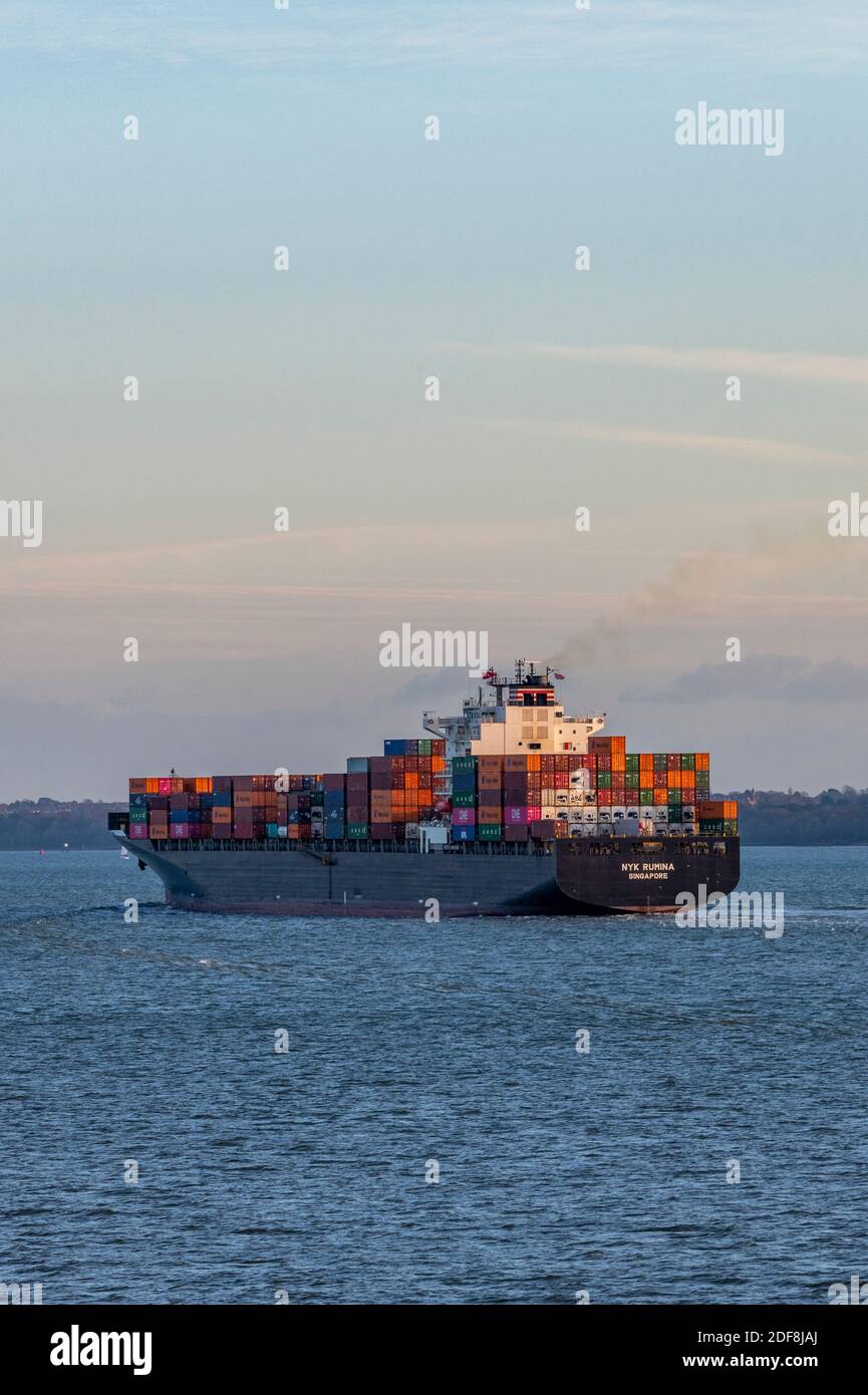 Nave portcontainer di grandi dimensioni che entra nel porto di Southampton, regno unito Foto Stock
