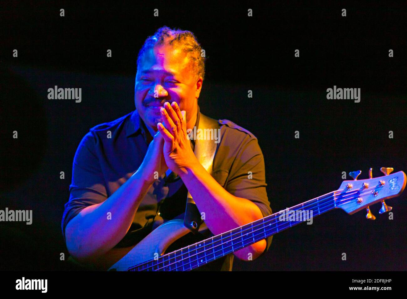 JAMES GENUS suona la chitarra per Herbie Hancock sul palco principale al MONTEREY JAZZ FESTIVAL Foto Stock