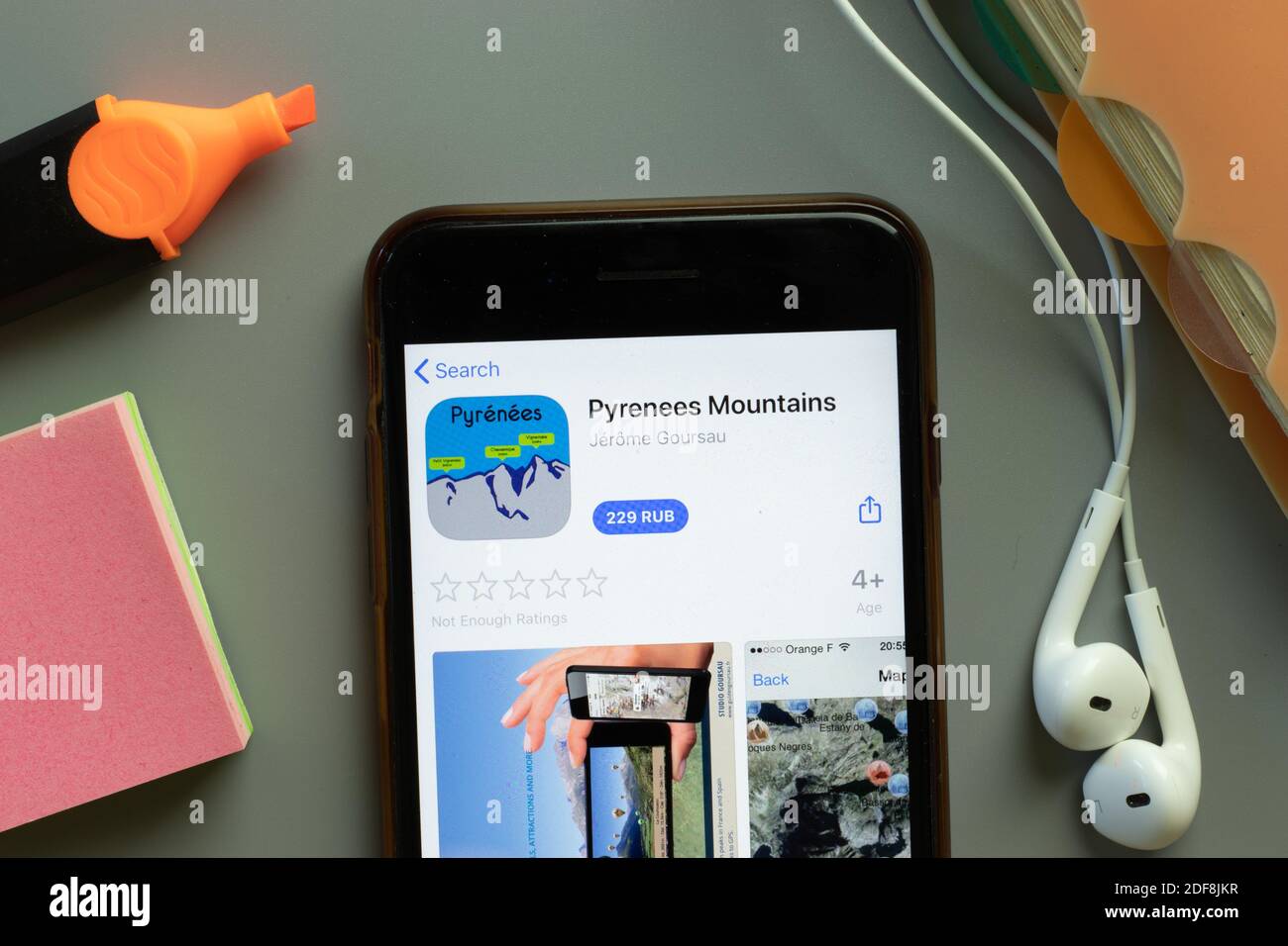 New York, USA - 1 dicembre 2020: Icona dell'app mobile Pyrenees Mountains sullo schermo del telefono vista dall'alto, editoriale illustrativo. Foto Stock