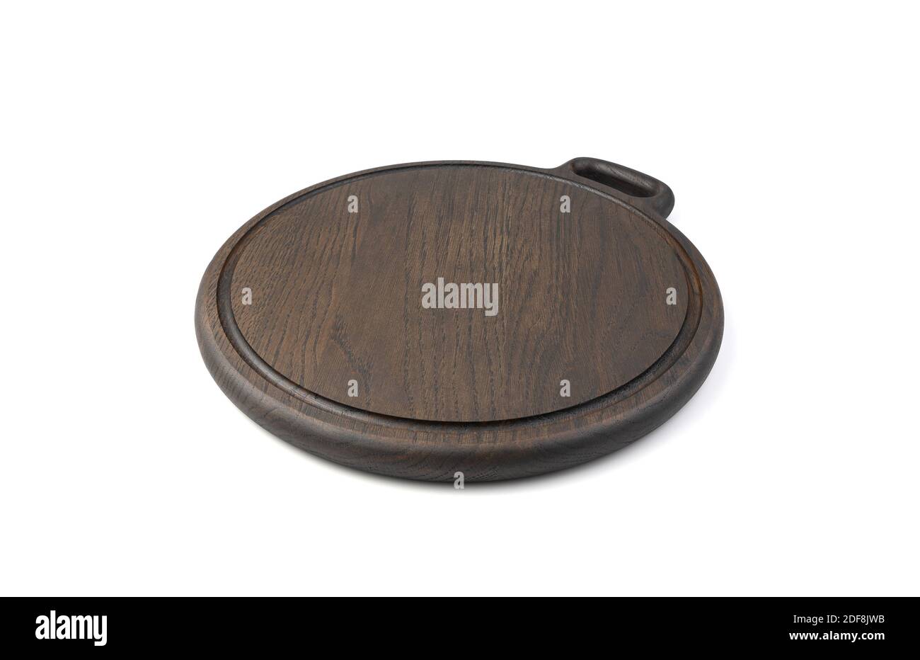 Tagliere rotondo in legno di quercia, verniciato di colore marrone scuro, isolato su fondo bianco. Foto Stock